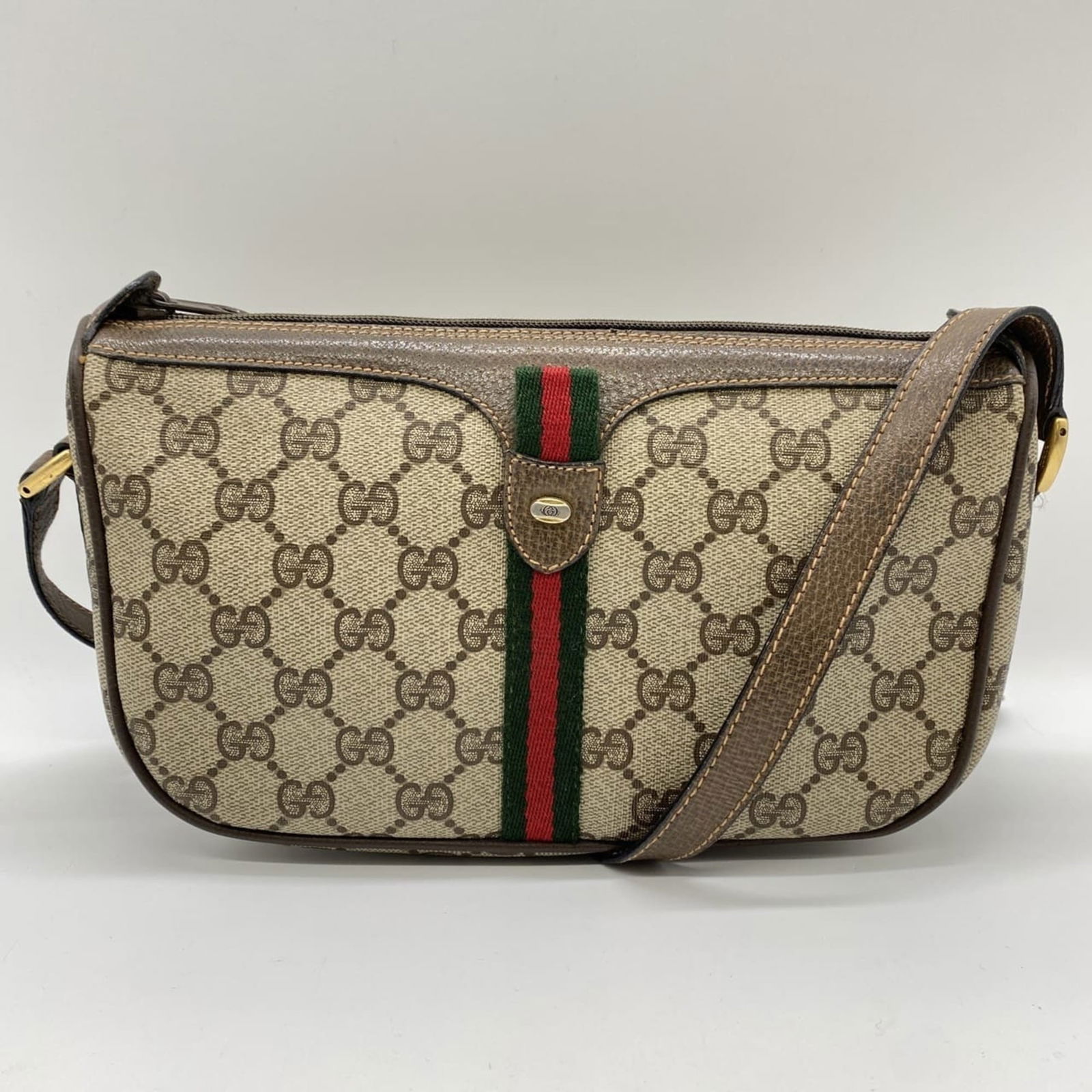 Supreme Gucci Shoulder Bag Gg: Supreme Gucci Shoulder Bag Gg This listing features Supreme Gucci Shoulder Bag Gg. Item specifics are provided below. Item Specifics: Brand: Gucci Type: Shoulder Bag Material: Gg Supreme Color: Beige