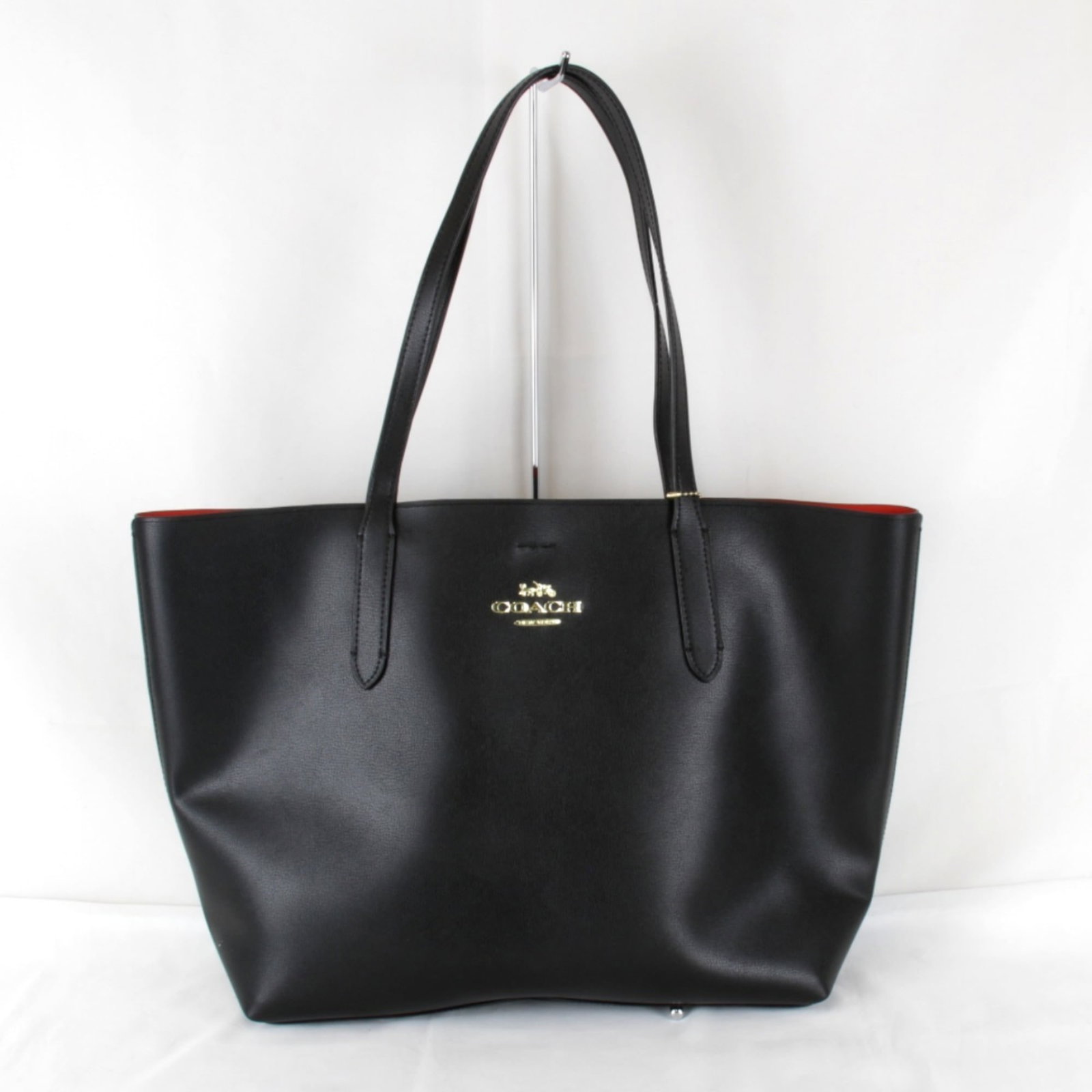 Leather Coach Tote Bag: Leather Coach Tote Bag This listing features Leather Coach Tote Bag. Item specifics are provided below. Item Specifics: Brand: Coach Type: Tote Bag Material: Leather Color: Black Closure: Magnet Gende