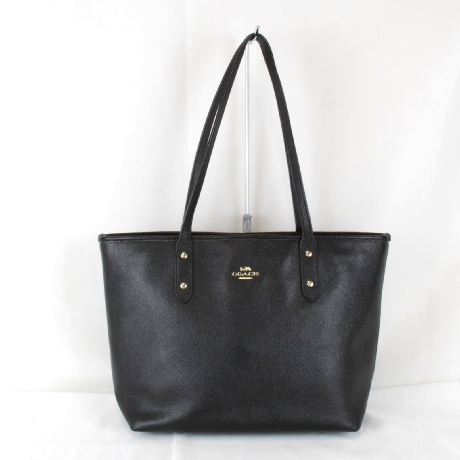 Leather Coach Tote Bag: Leather Coach Tote Bag This listing features Leather Coach Tote Bag. Item specifics are provided below. Item Specifics: Brand: Coach Type: Tote Bag Material: Leather Color: Black Closure: Zipper Gende