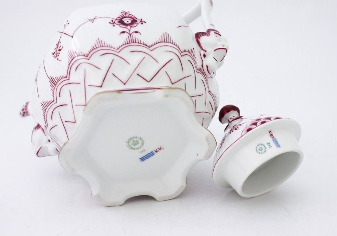 Face Royal Copenhagen Burgundy Fluted Full Lace Teapot 143 Gold with - 3