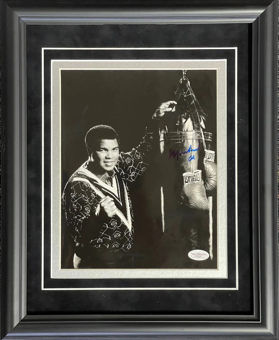 (JSA) Muhammad Ali Autographed Framed 8x10 Photo (1 of 2)