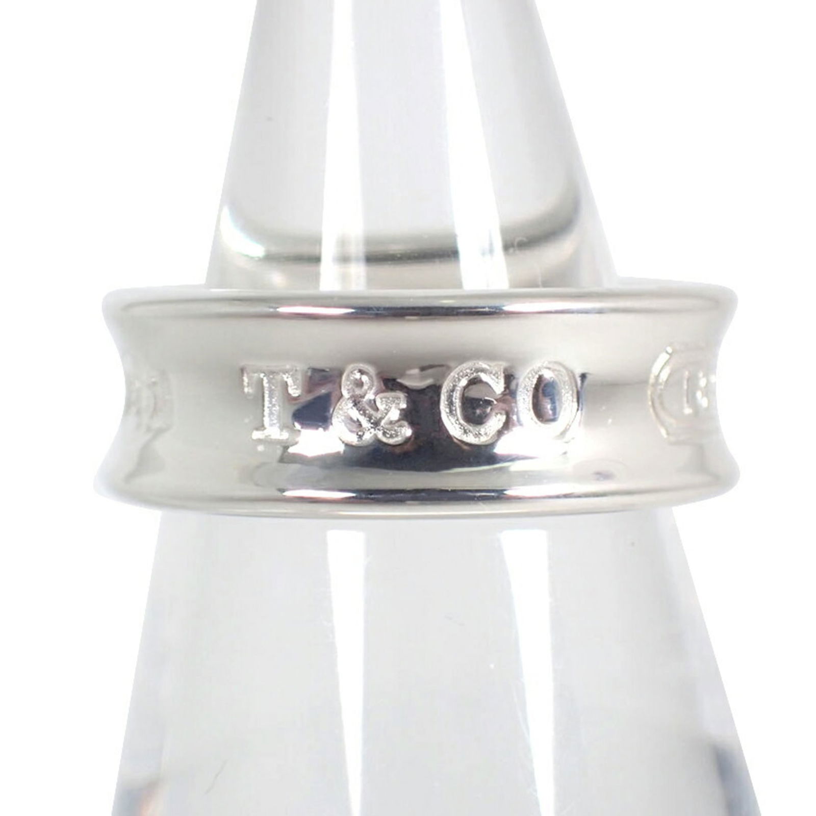 925 Tiffany Band Ring Sterling Silver: 925 Tiffany Band Ring Sterling Silver This listing features 925 Tiffany Band Ring Sterling Silver. Item specifics are provided below. Item Specifics: Brand: Tiffany Type: Band Ring Gender: Women Mater