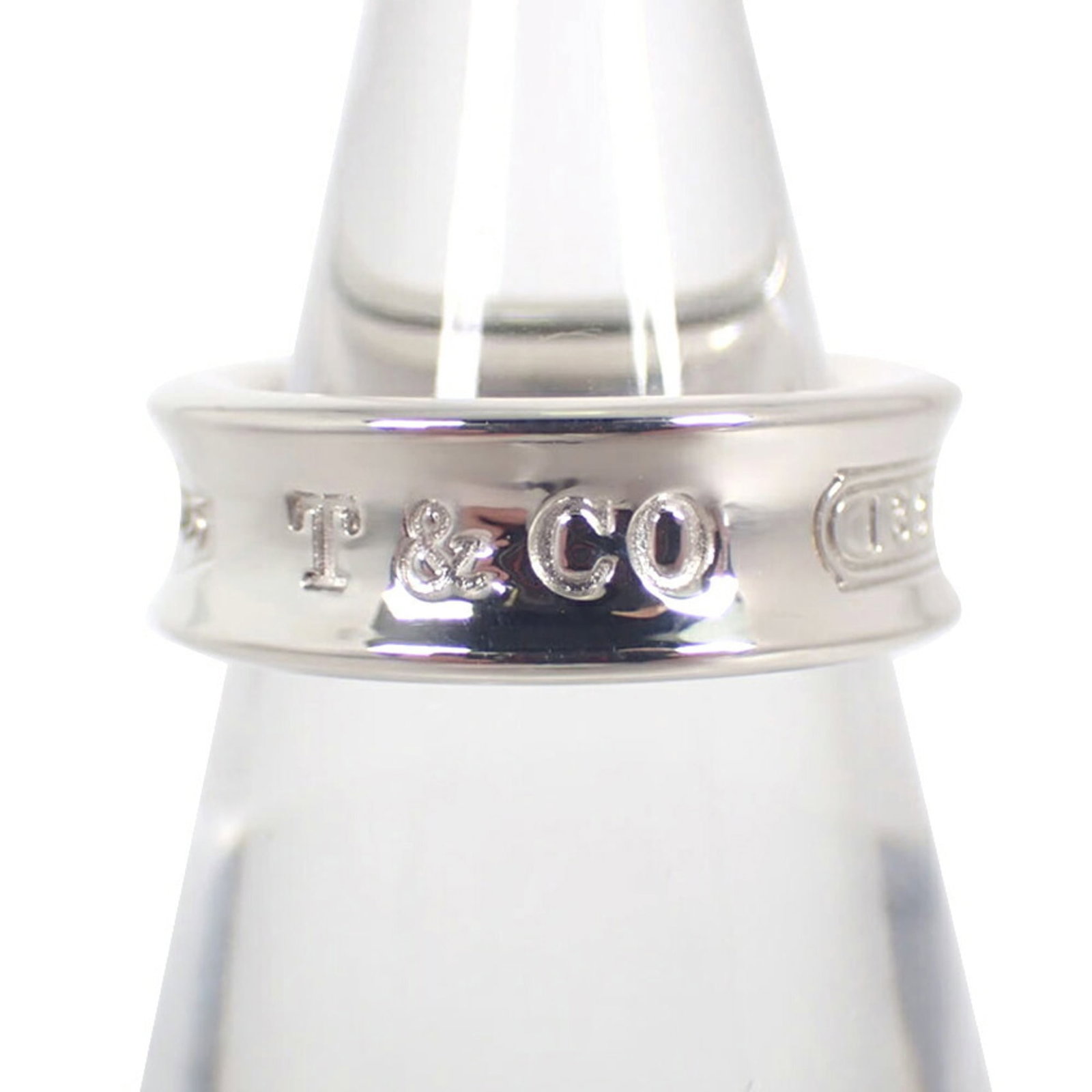 925 Tiffany Band Ring Sterling Silver: 925 Tiffany Band Ring Sterling Silver This listing features 925 Tiffany Band Ring Sterling Silver. Item specifics are provided below. Item Specifics: Brand: Tiffany Type: Band Ring Gender: Women Mater