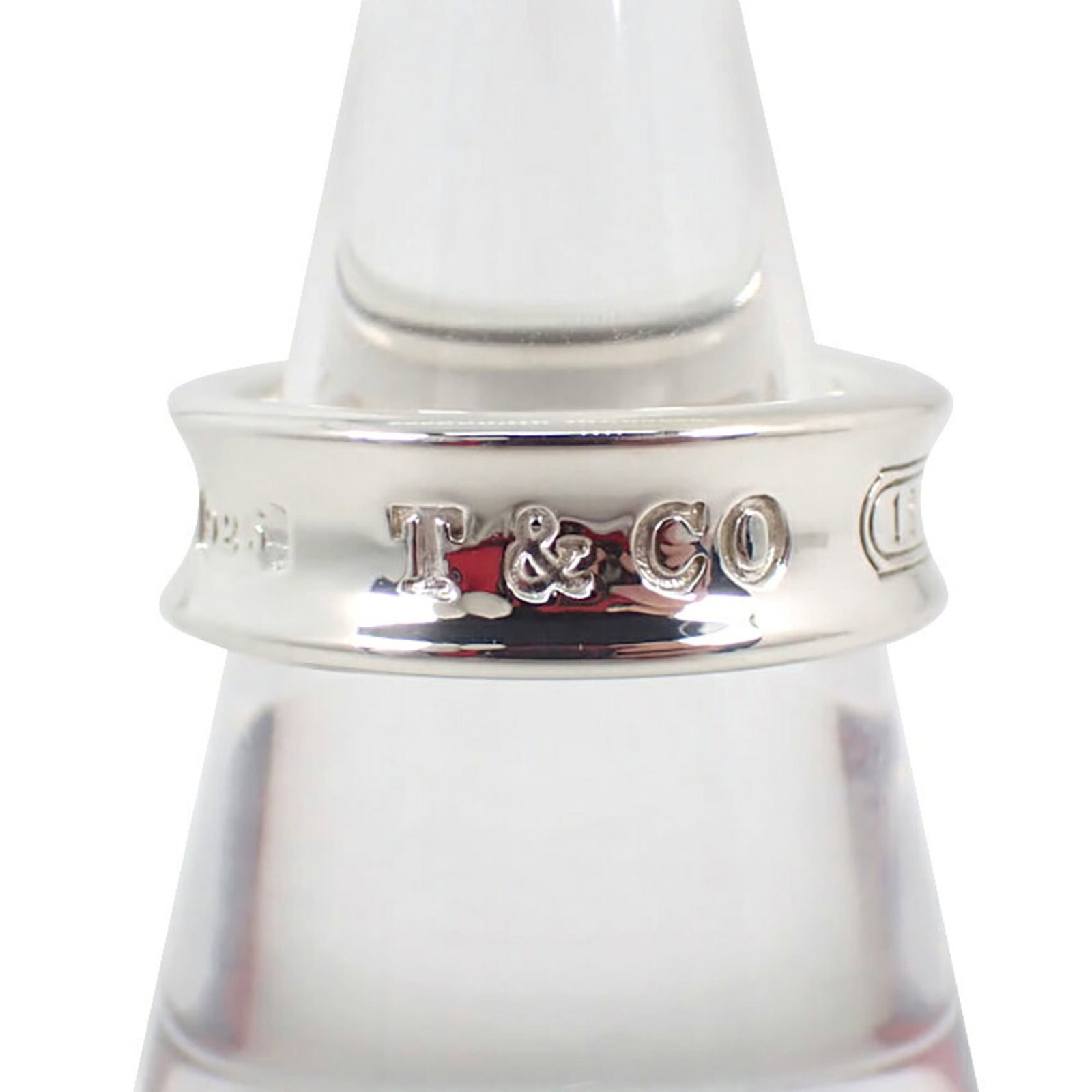 925 Tiffany Band Ring Sterling Silver: 925 Tiffany Band Ring Sterling Silver This listing features 925 Tiffany Band Ring Sterling Silver. Item specifics are provided below. Item Specifics: Brand: Tiffany Type: Band Ring Gender: Women Mater