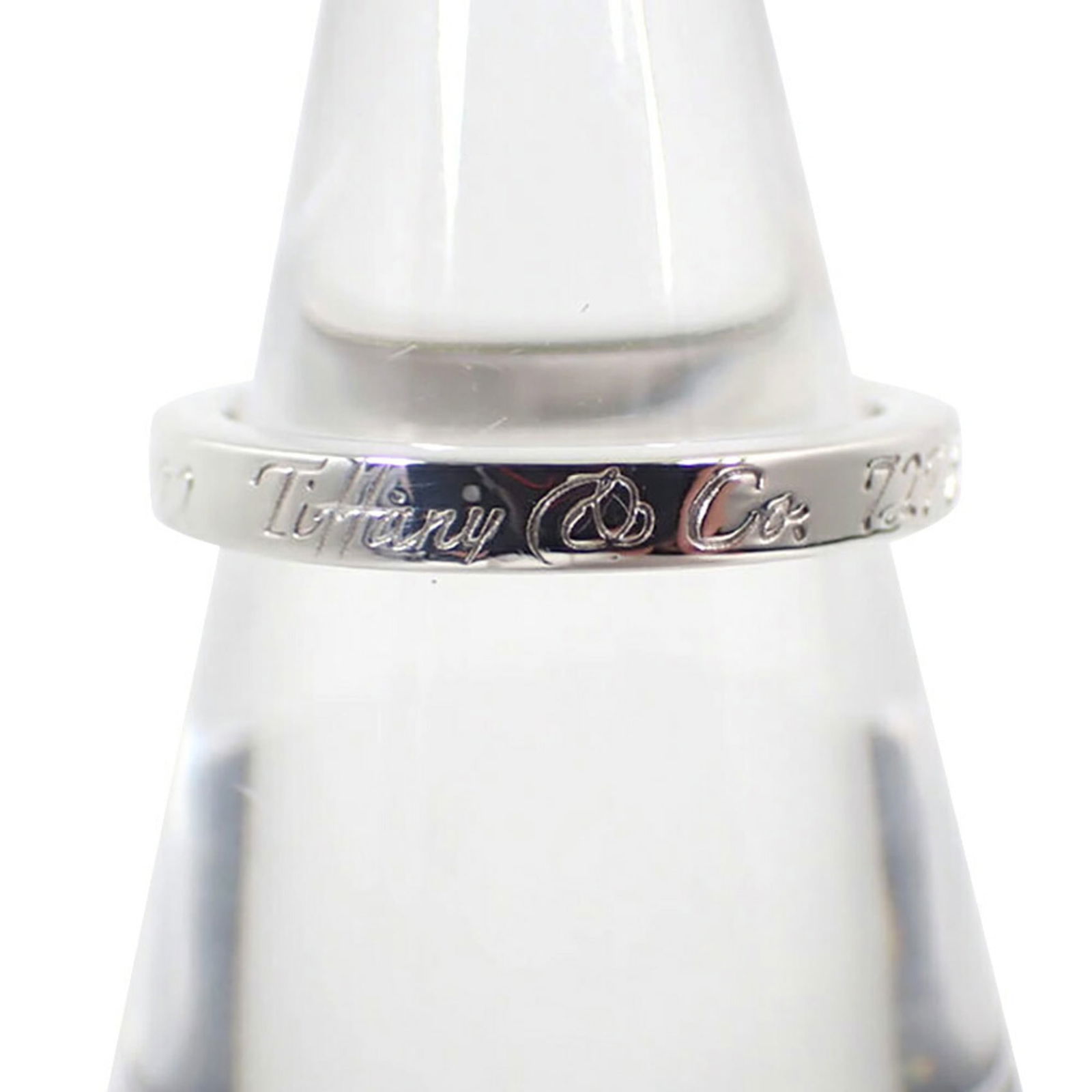 925 Tiffany Band Ring Sterling Silver: 925 Tiffany Band Ring Sterling Silver This listing features 925 Tiffany Band Ring Sterling Silver. Item specifics are provided below. Item Specifics: Brand: Tiffany Type: Band Ring Gender: Women Mater