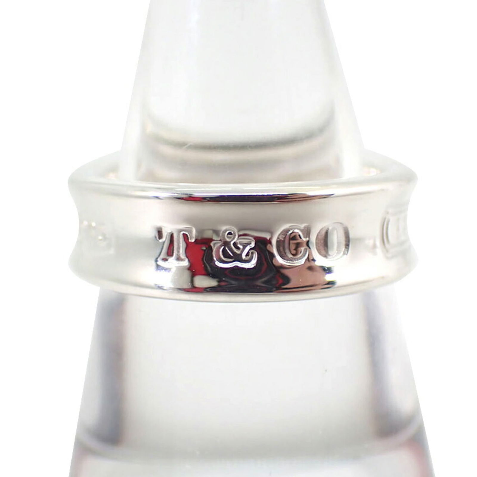 925 Tiffany Band Ring Sterling Silver: 925 Tiffany Band Ring Sterling Silver This listing features 925 Tiffany Band Ring Sterling Silver. Item specifics are provided below. Item Specifics: Brand: Tiffany Type: Band Ring Gender: Women Mater