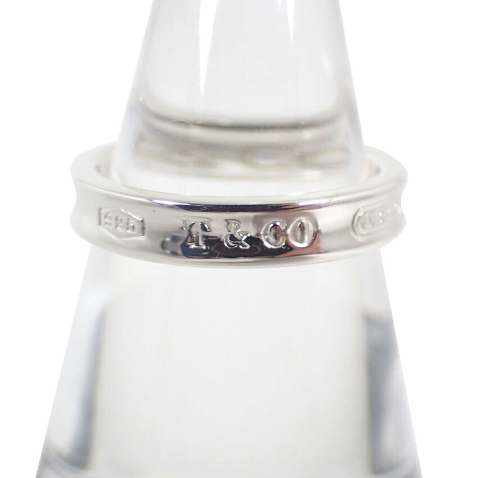 925 Tiffany Band Ring Sterling Silver: 925 Tiffany Band Ring Sterling Silver This listing features 925 Tiffany Band Ring Sterling Silver. Item specifics are provided below. Item Specifics: Brand: Tiffany Type: Band Ring Gender: Women Mater