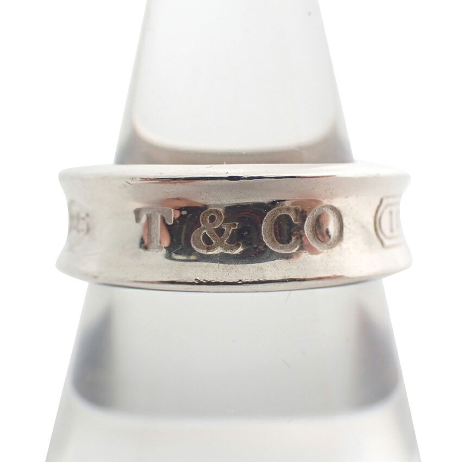 925 Tiffany Band Ring Sterling Silver: 925 Tiffany Band Ring Sterling Silver This listing features 925 Tiffany Band Ring Sterling Silver. Item specifics are provided below. Item Specifics: Brand: Tiffany Type: Band Ring Gender: Women Mater