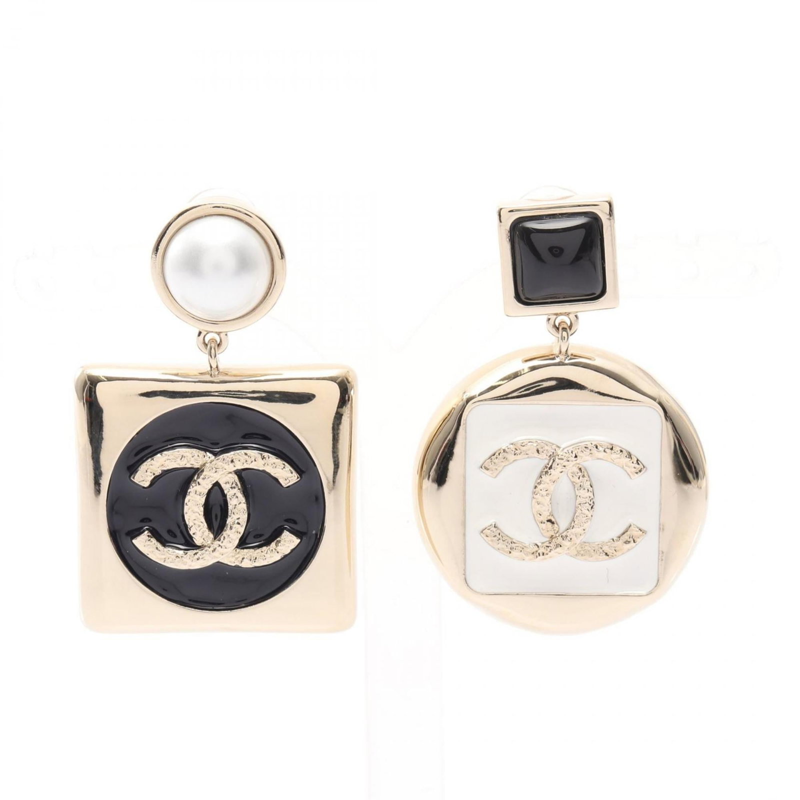 Plating Chanel Clip Earrings Gold: Plating Chanel Clip Earrings Gold This listing features Plating Chanel Clip Earrings Gold. Item specifics are provided below. Item Specifics: Brand: Chanel Type: Clip Earrings Gender: Women Material: