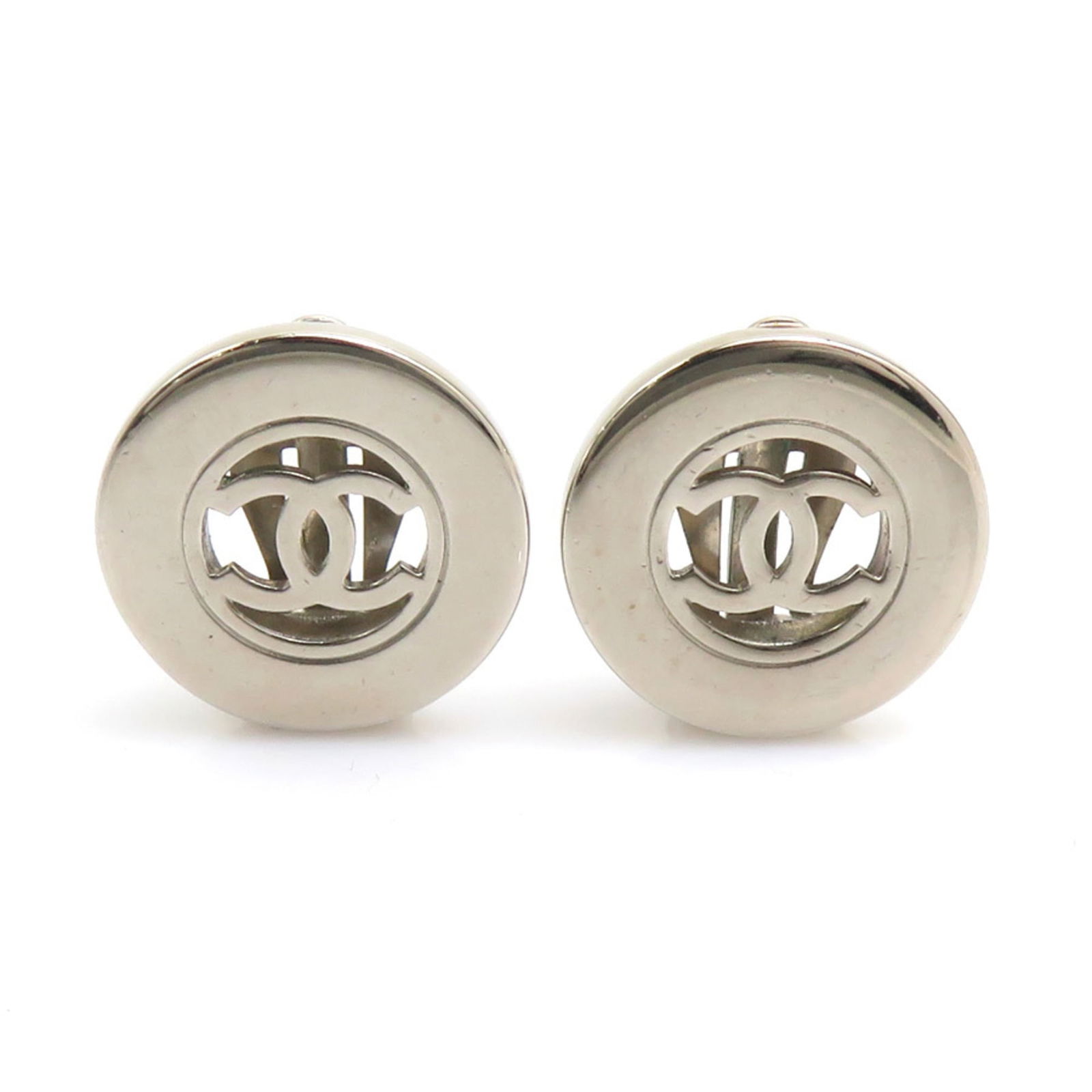 Metal Chanel Clip Earrings: Metal Chanel Clip Earrings This listing features Metal Chanel Clip Earrings. Item specifics are provided below. Item Specifics: Brand: Chanel Type: Clip Earrings Gender: Women Material: Metal Color: S