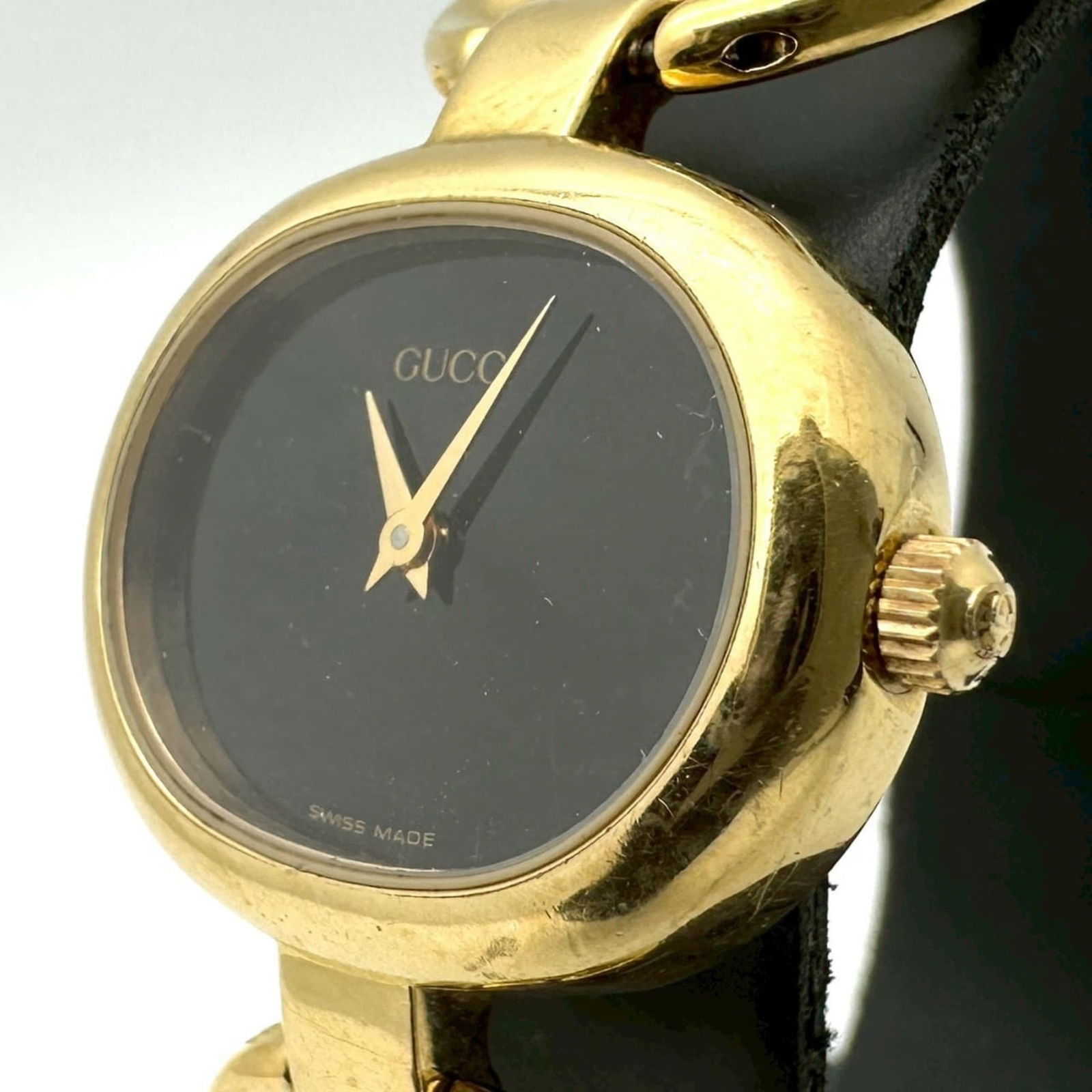 Wristwatch Gucci: Wristwatch Gucci This listing features Wristwatch Gucci. Item specifics are provided below. Item Specifics: Brand: Gucci Type: Wristwatch Gender: Women Material (Case): Gold Plated Material (Band): Go
