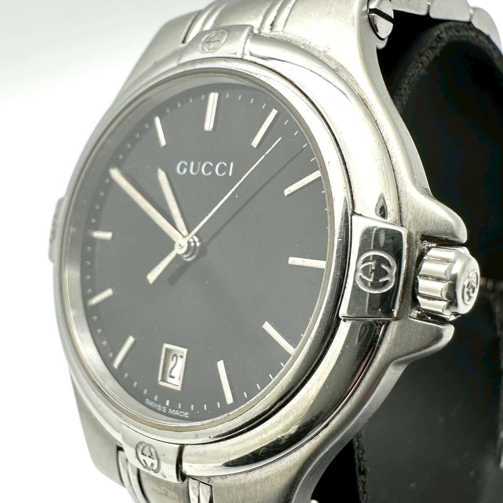 Wristwatch Gucci: Wristwatch Gucci This listing features Wristwatch Gucci. Item specifics are provided below. Item Specifics: Brand: Gucci Type: Wristwatch Gender: Men Material (Case): Stainless Steel Material (Band):