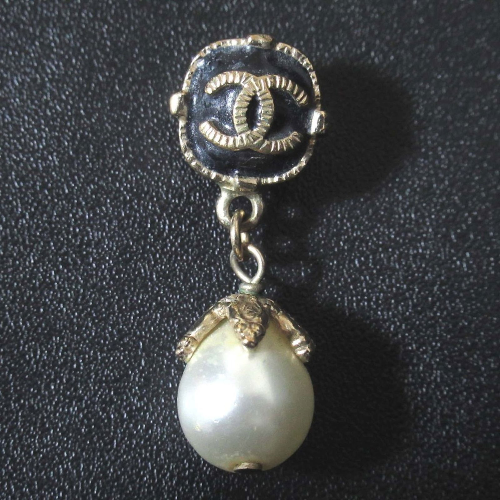 Earrings Chanel Stud: Earrings Chanel Stud This listing features Earrings Chanel Stud. Item specifics are provided below. Item Specifics: Brand: Chanel Type: Stud Earrings Single Earring: Yes Gender: Women Color: Black, Si