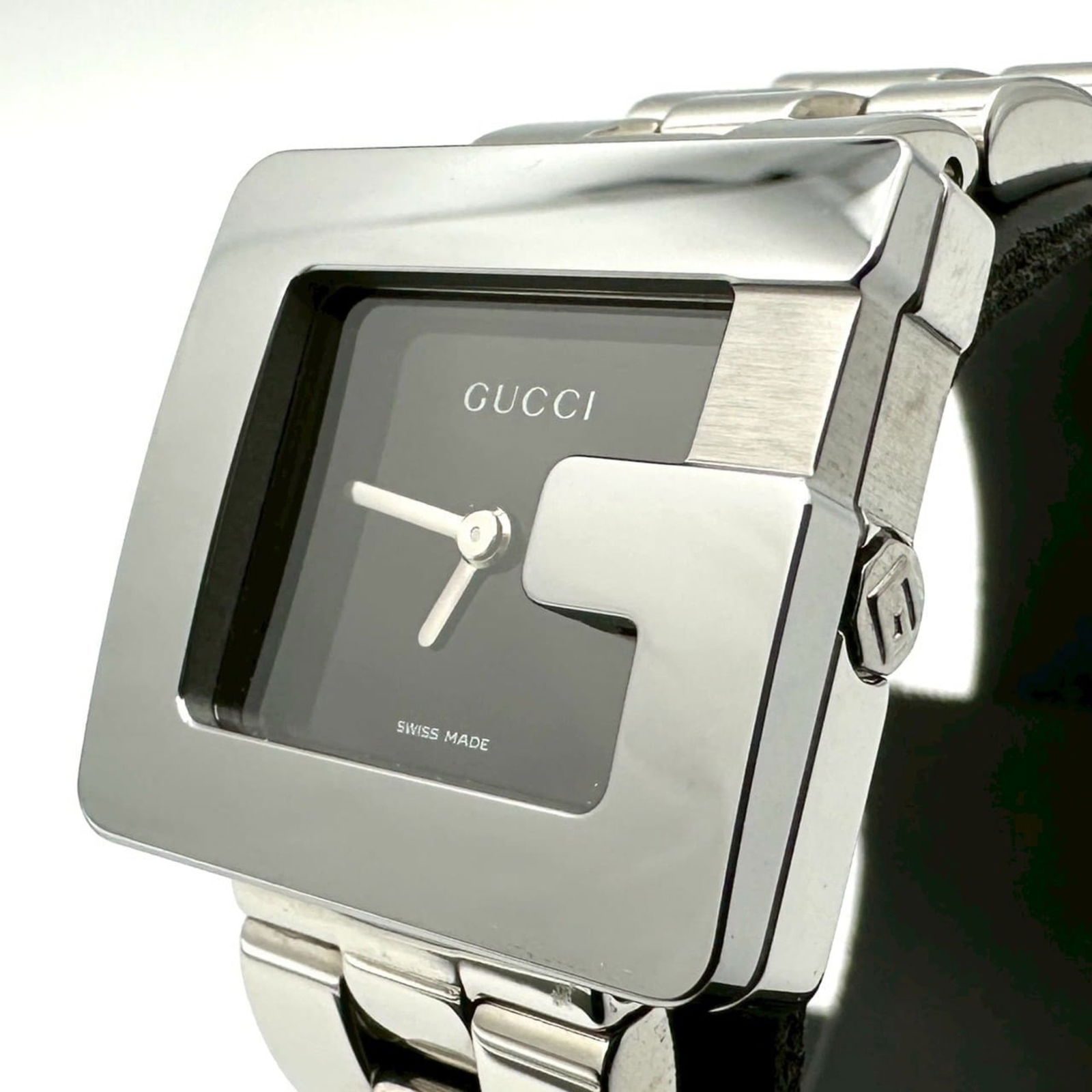 Wristwatch Gucci: Wristwatch Gucci This listing features Wristwatch Gucci. Item specifics are provided below. Item Specifics: Brand: Gucci Type: Wristwatch Gender: Women Material (Case): Stainless Steel Material (Band)