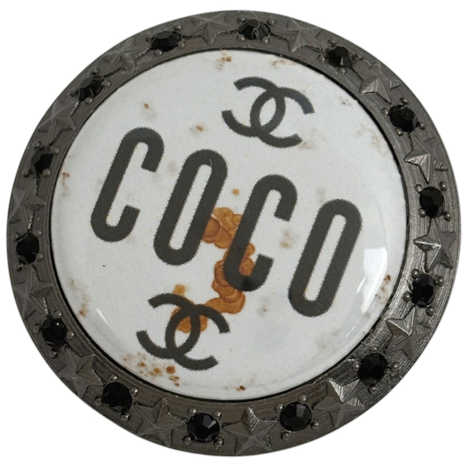 Metal Chanel Brooch: Metal Chanel Brooch This listing features Metal Chanel Brooch. Item specifics are provided below. Item Specifics: Brand: Chanel Type: Brooch Gender: Women Material: Metal Color: Silver, White Size (Hx