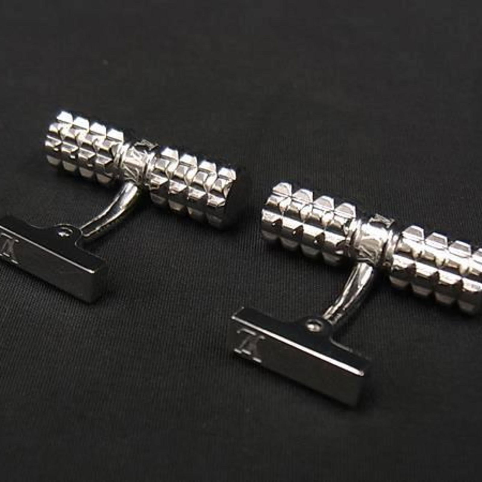 Metal Louis Vuitton Stud/ Button - 3