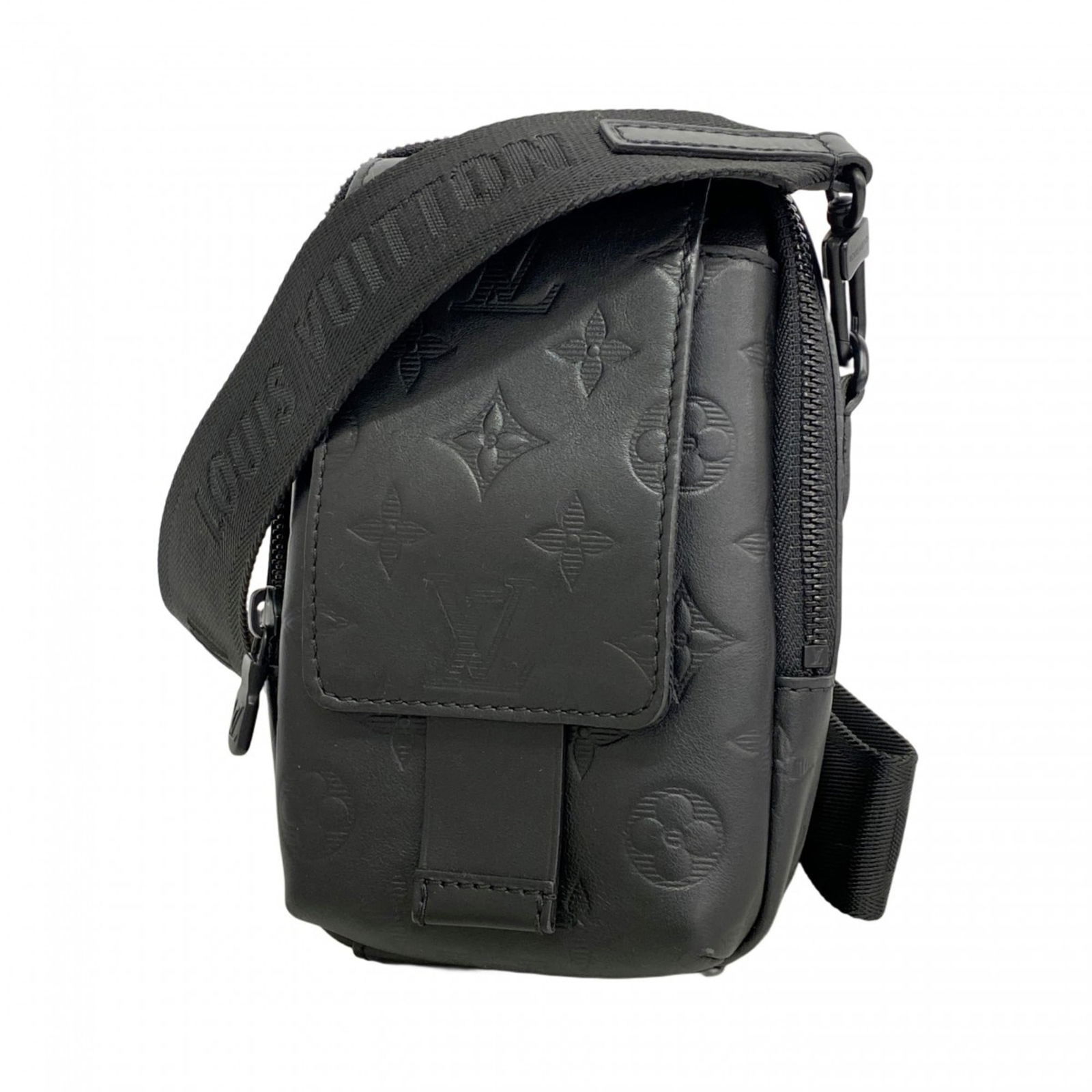 Bag Louis Vuitton Shoulder: Bag Louis Vuitton Shoulder This listing features Bag Louis Vuitton Shoulder. Item specifics are provided below. Item Specifics: Brand: Louis Vuitton Type: Shoulder Bag Color: Black Gender: Men Size