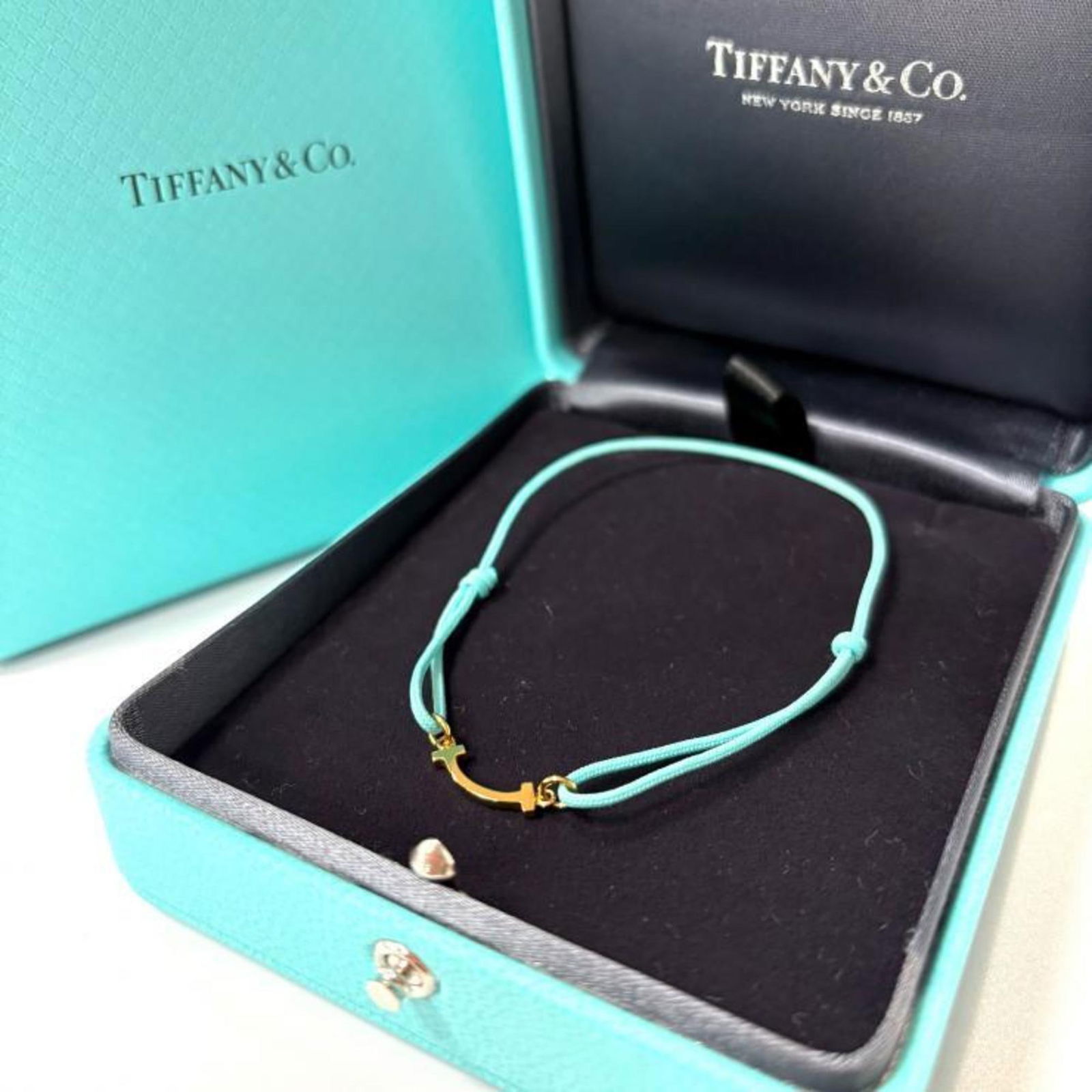 (18K) Tiffany Charm Bracelet Yellow Gold: (18K) Tiffany Charm Bracelet Yellow Gold This listing features (18K) Tiffany Charm Bracelet Yellow Gold. Item specifics are provided below. Item Specifics: Brand: Tiffany Type: Charm Bracelet Gender: