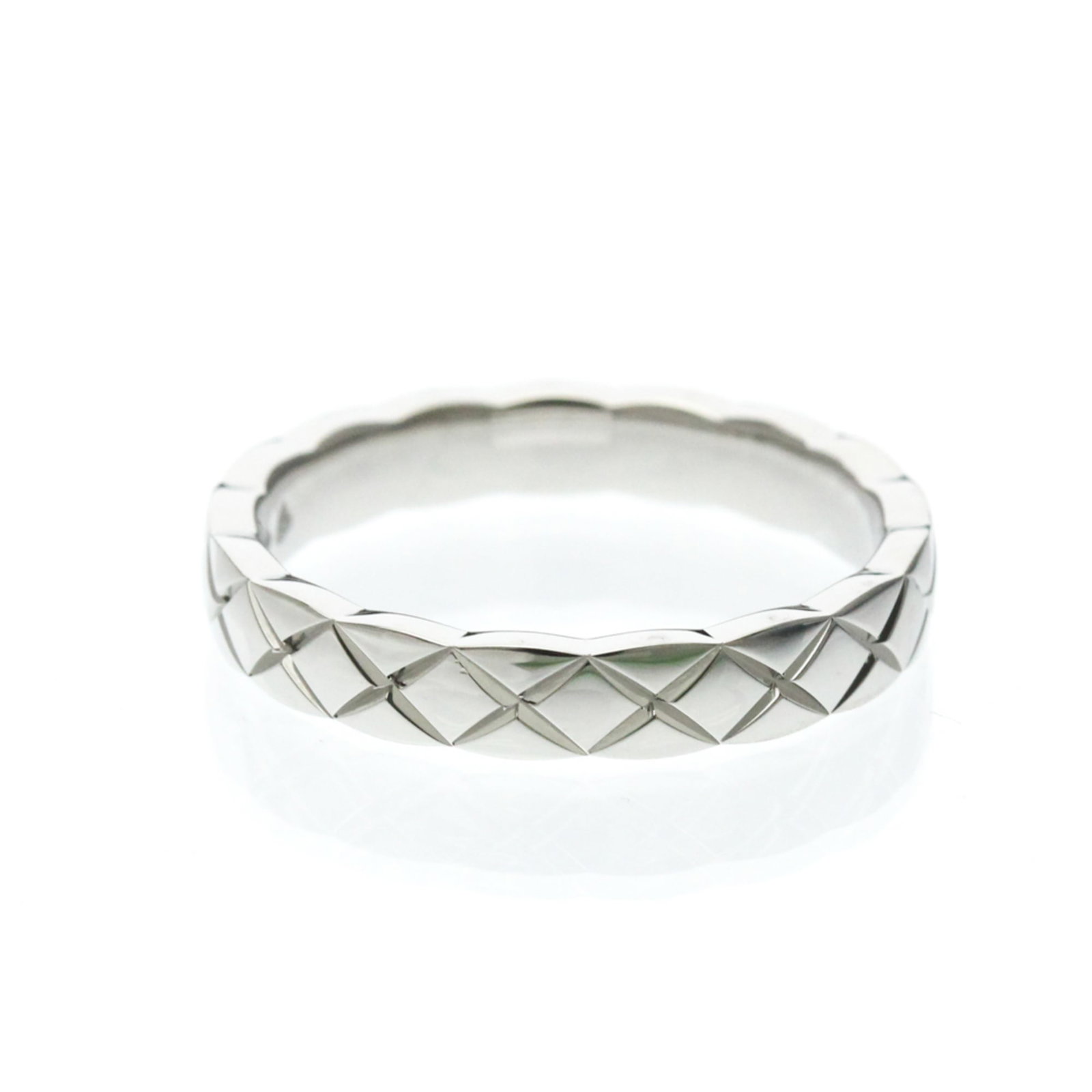 Platinum Chanel Band Ring: Platinum Chanel Band Ring This listing features Platinum Chanel Band Ring. Item specifics are provided below. Item Specifics: Brand: Chanel Type: Band Ring Style: Fashion Gender: Women,Men Color: Silv