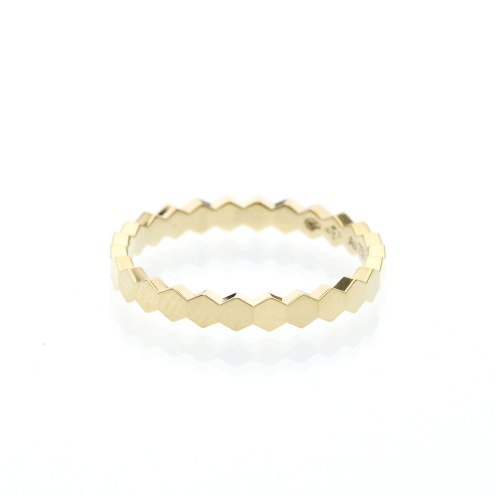 (18K) Chaumet Band Ring Yellow Gold: (18K) Chaumet Band Ring Yellow Gold This listing features (18K) Chaumet Band Ring Yellow Gold. Item specifics are provided below. Item Specifics: Brand: Chaumet Type: Band Ring Style: Fashion