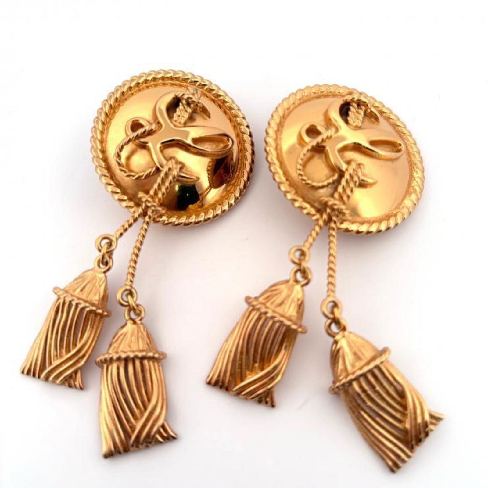 Gold Loewe Clip Earrings: Gold Loewe Clip Earrings This listing features Gold Loewe Clip Earrings. Item specifics are provided below. Item Specifics: Brand: Loewe Type: Clip Earrings Gender: Women Material: Gold Size