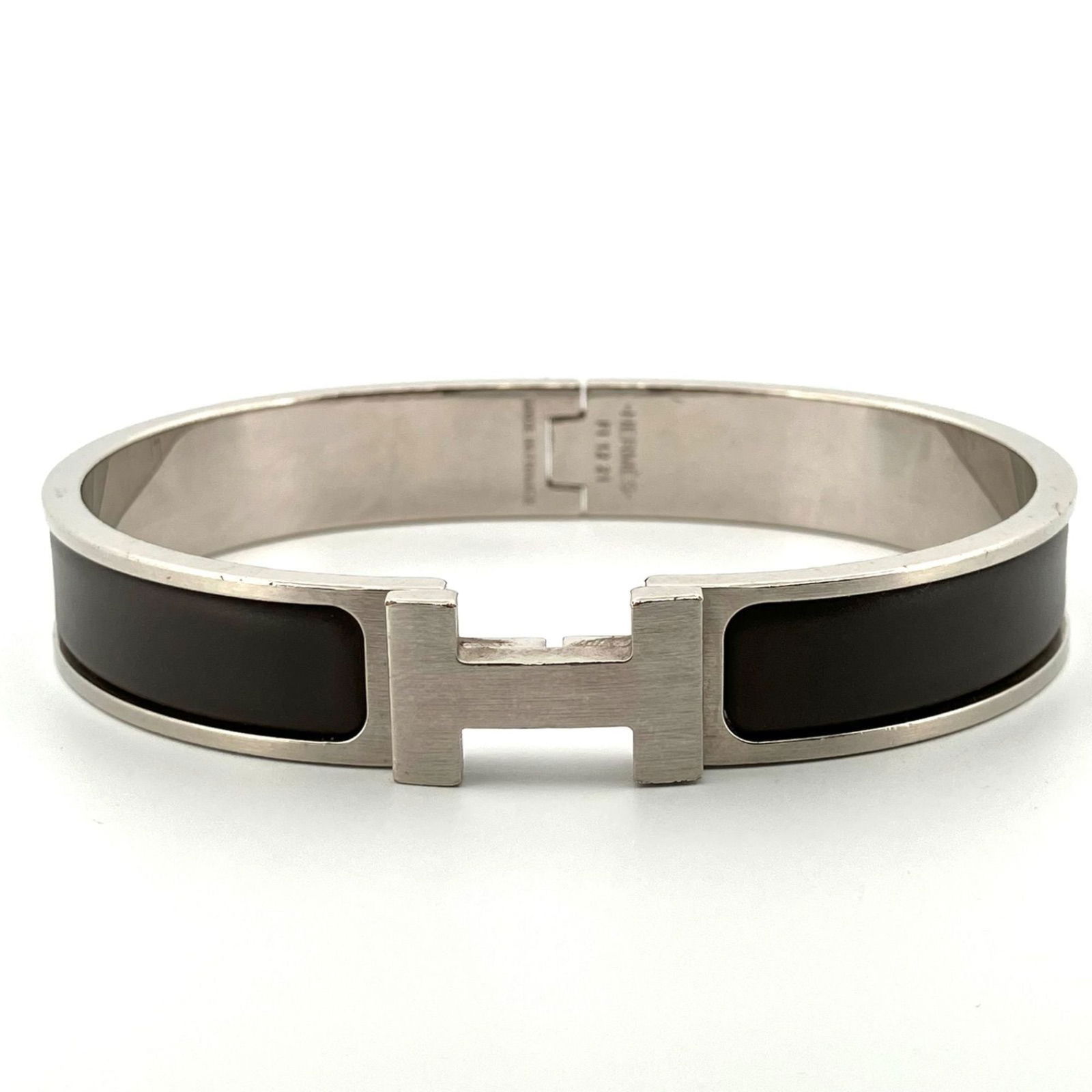 Bangle Hermes: Bangle Hermes This listing features Bangle Hermes. Item specifics are provided below. Item Specifics: Brand: Hermes Type: Bangle Gender: Women Color: Gray, Silver Length: 19cm / 7.48'' Condition: Used