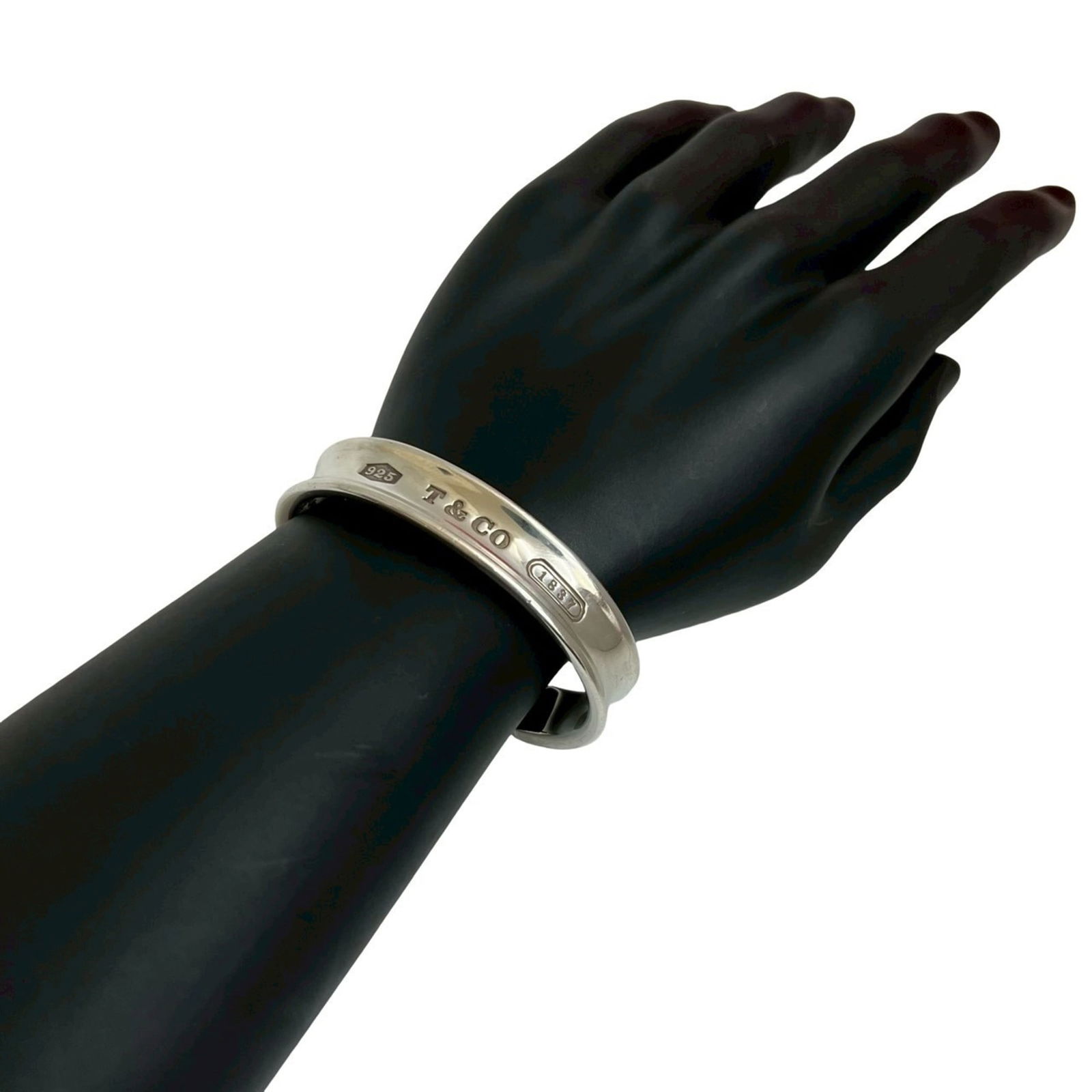 925 Tiffany Charm Bracelet Silver: 925 Tiffany Charm Bracelet Silver This listing features 925 Tiffany Charm Bracelet Silver. Item specifics are provided below. Item Specifics: Brand: Tiffany Type: Charm Bracelet Gender: Men,Women Mate