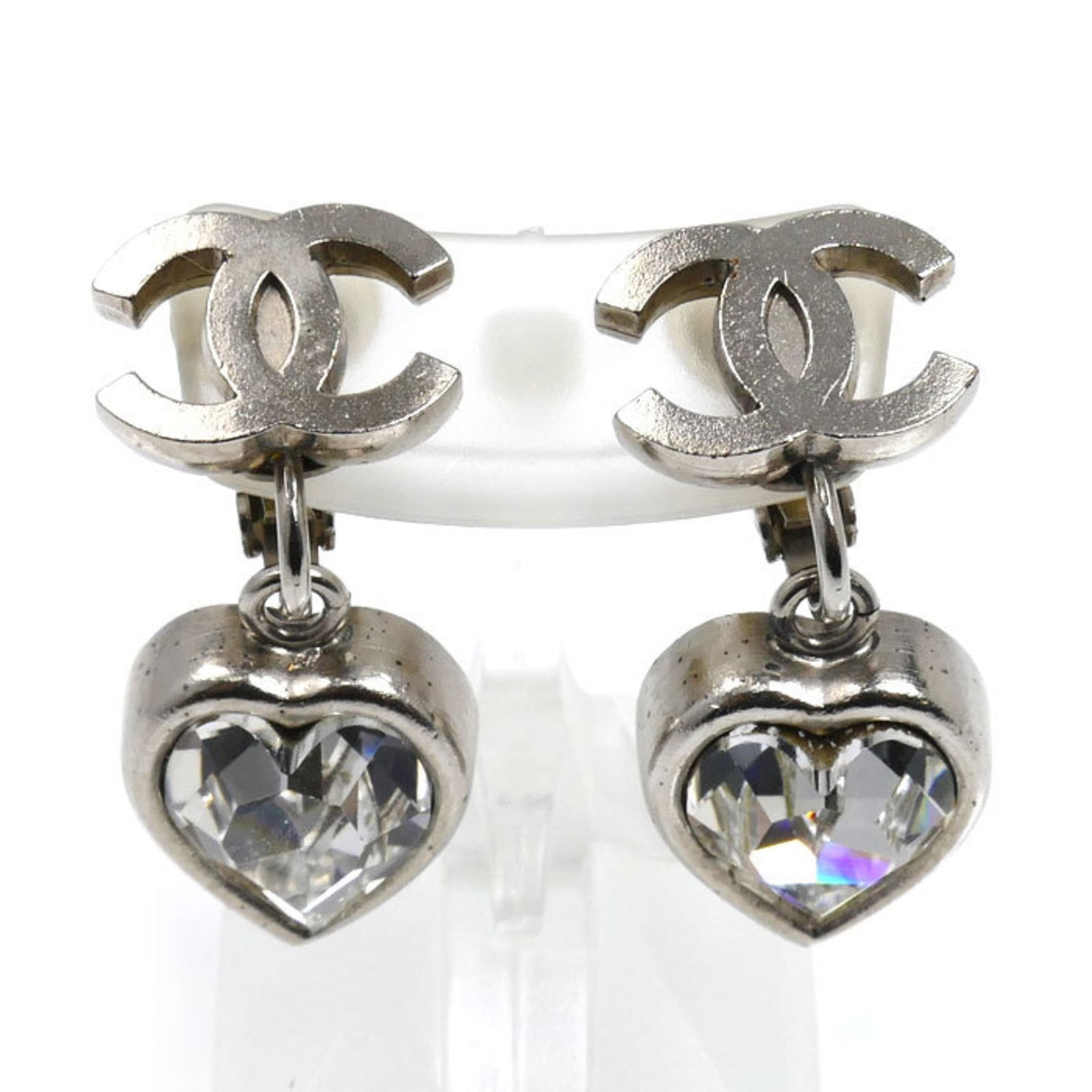 Metal Chanel Clip Earrings: Metal Chanel Clip Earrings This listing features Metal Chanel Clip Earrings. Item specifics are provided below. Item Specifics: Brand: Chanel Type: Clip Earrings Gender: Women Material: Metal Color: S