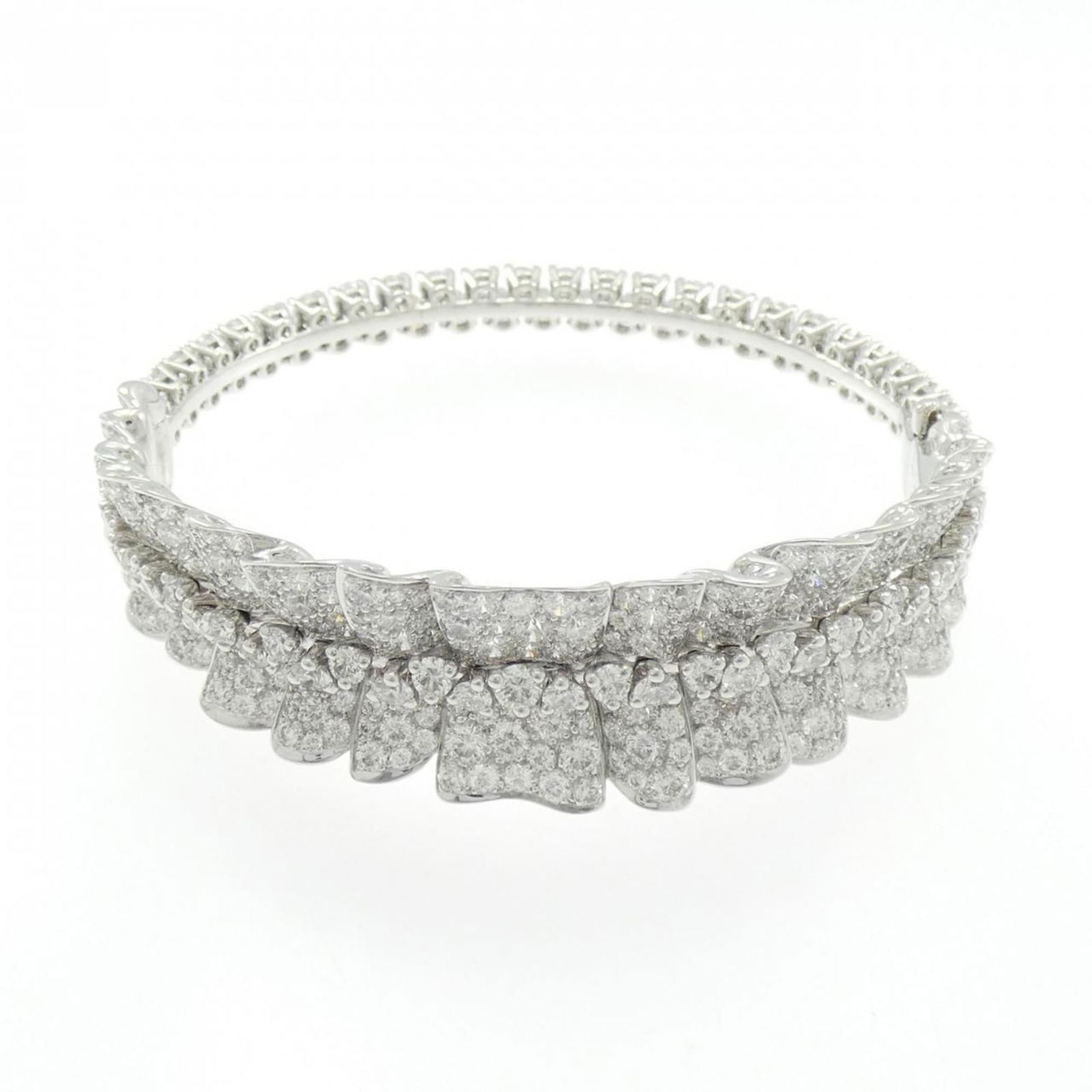 (18K) Christian Dior Band Ring White Gold: (18K) Christian Dior Band Ring White Gold This listing features (18K) Christian Dior Band Ring White Gold. Item specifics are provided below. Item Specifics: Brand: Christian Dior Type: Band Ring Gend