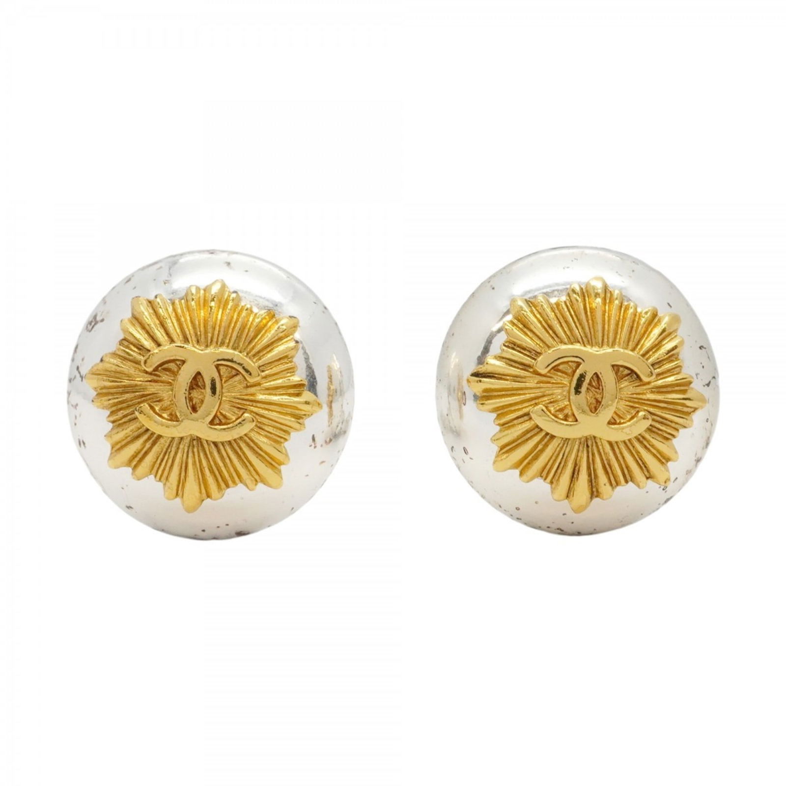 Metal Chanel Clip Earrings: Metal Chanel Clip Earrings This listing features Metal Chanel Clip Earrings. Item specifics are provided below. Item Specifics: Brand: Chanel Type: Clip Earrings Gender: Women Material: Metal Color: G