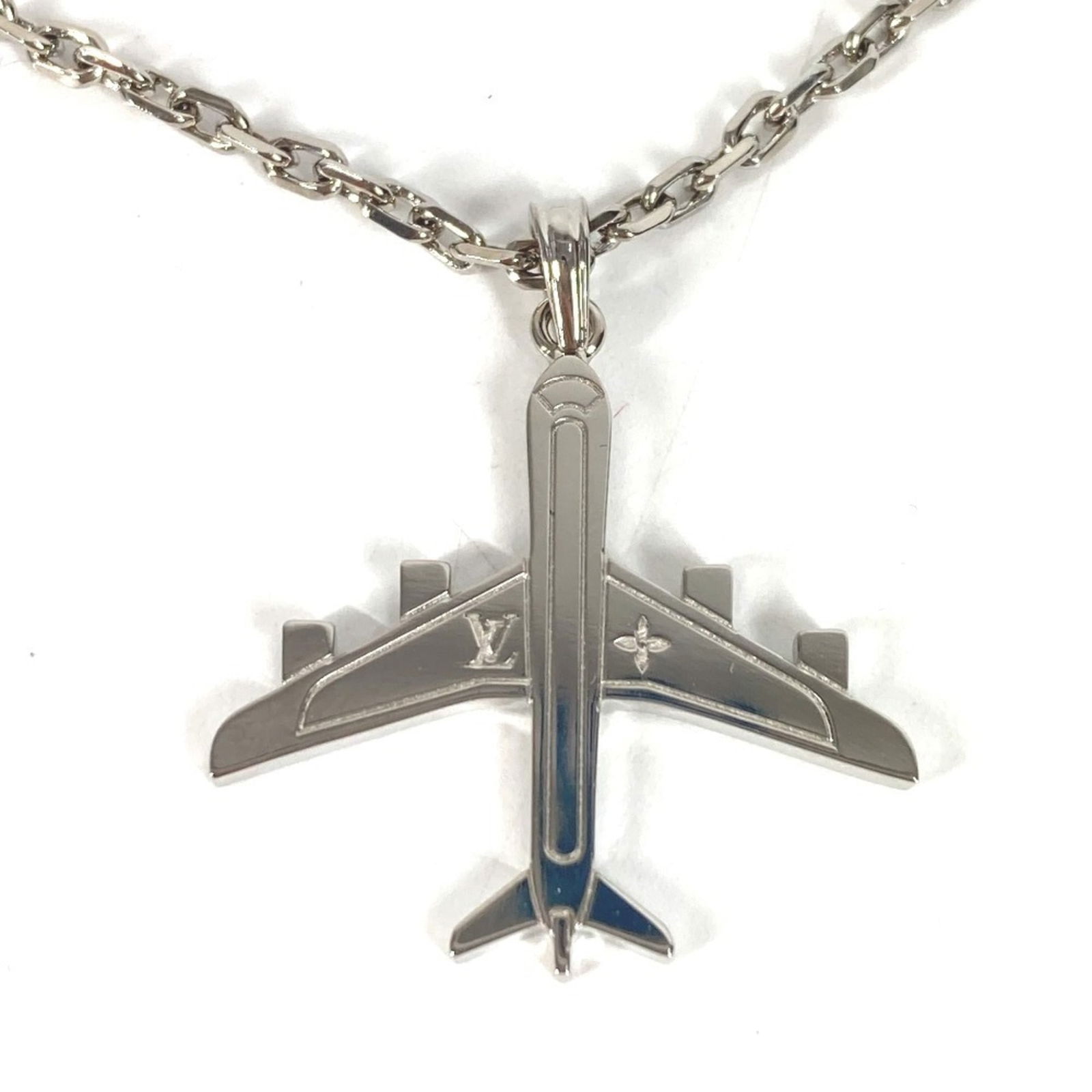 LV Plane Chain Necklace, Unisex, Silver - LOUIS VUITTON MP3157 Airplane Logo Pendant: LV Plane Chain Necklace, Unisex, Silver - LOUIS VUITTON MP3157 Airplane Logo Pendant This listing features LV Plane Chain Necklace, Unisex, Silver - LOUIS VUITTON MP3157 Airplane Logo Pendant. Item