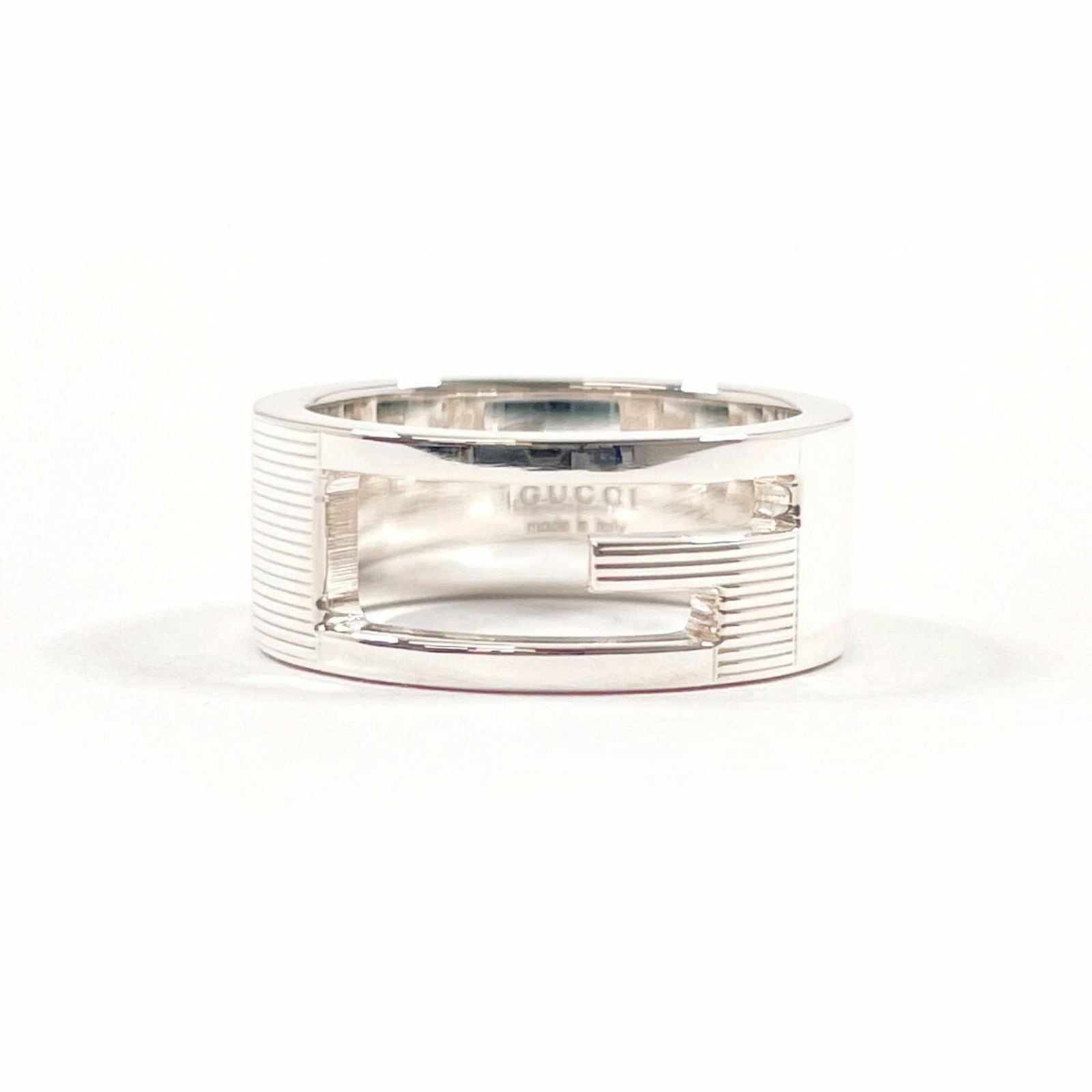 925 Gucci Band Ring Silver: 925 Gucci Band Ring Silver This listing features 925 Gucci Band Ring Silver. Item specifics are provided below. Item Specifics: Brand: Gucci Type: Band Ring Gender: Women Color: Silver Material: Silve
