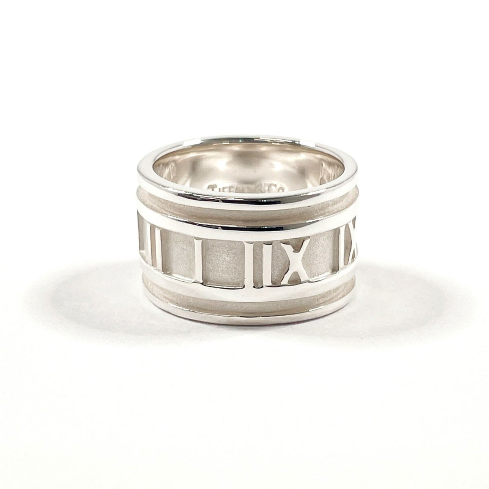 925 Tiffany Band Ring Silver: 925 Tiffany Band Ring Silver This listing features 925 Tiffany Band Ring Silver. Item specifics are provided below. Item Specifics: Brand: Tiffany Type: Band Ring Gender: Women Color: Silver Material: