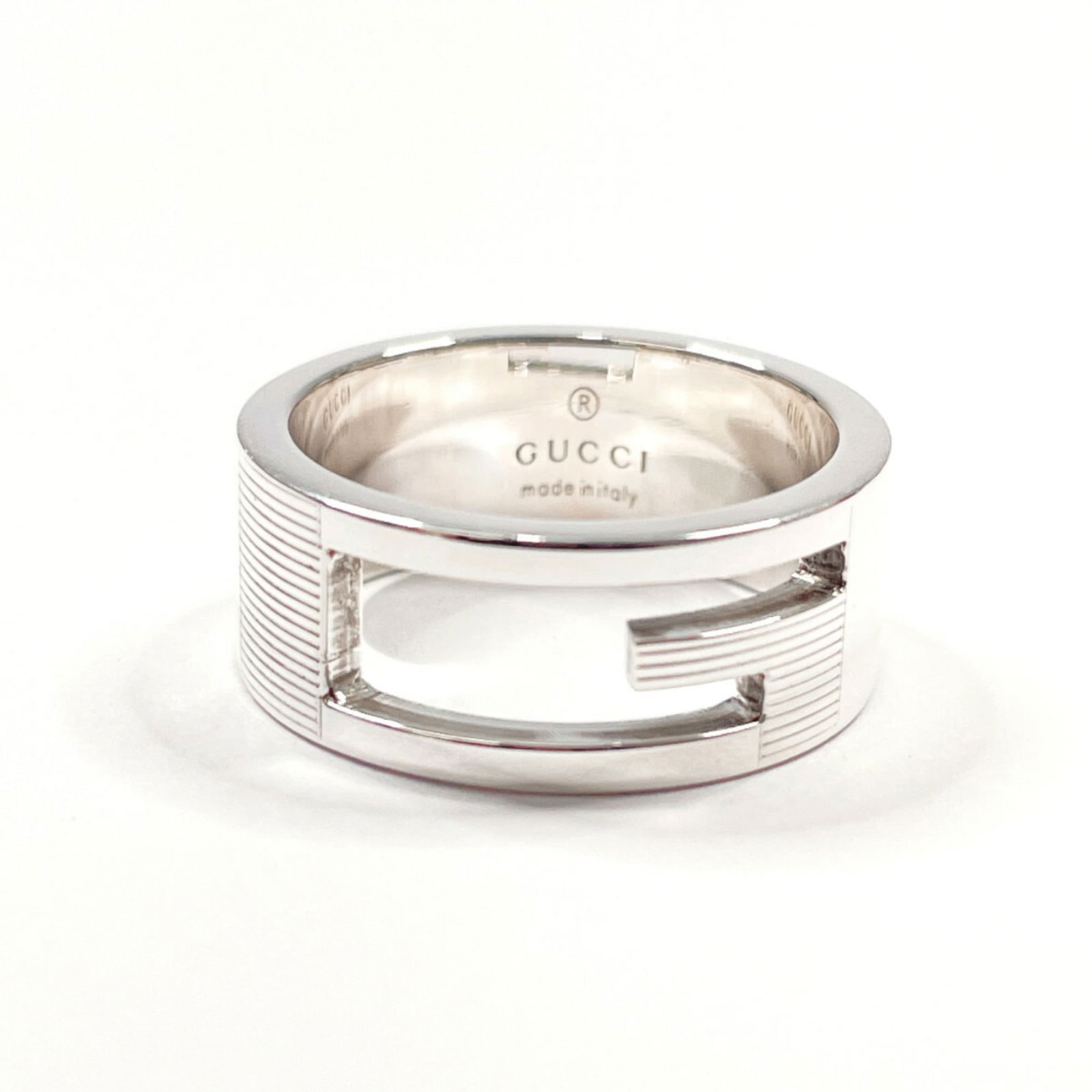925 Gucci Band Ring Silver: 925 Gucci Band Ring Silver This listing features 925 Gucci Band Ring Silver. Item specifics are provided below. Item Specifics: Brand: Gucci Type: Band Ring Gender: Women Color: Silver Material: Silve