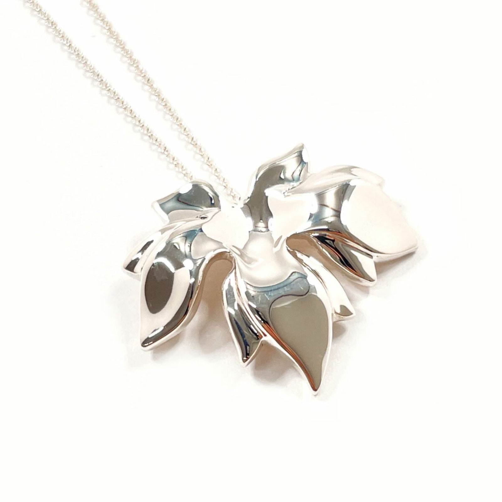 Women TIFFANY & Co. Tiffany Maple Leaf Necklace in Sterling Silver for (1 of 7)