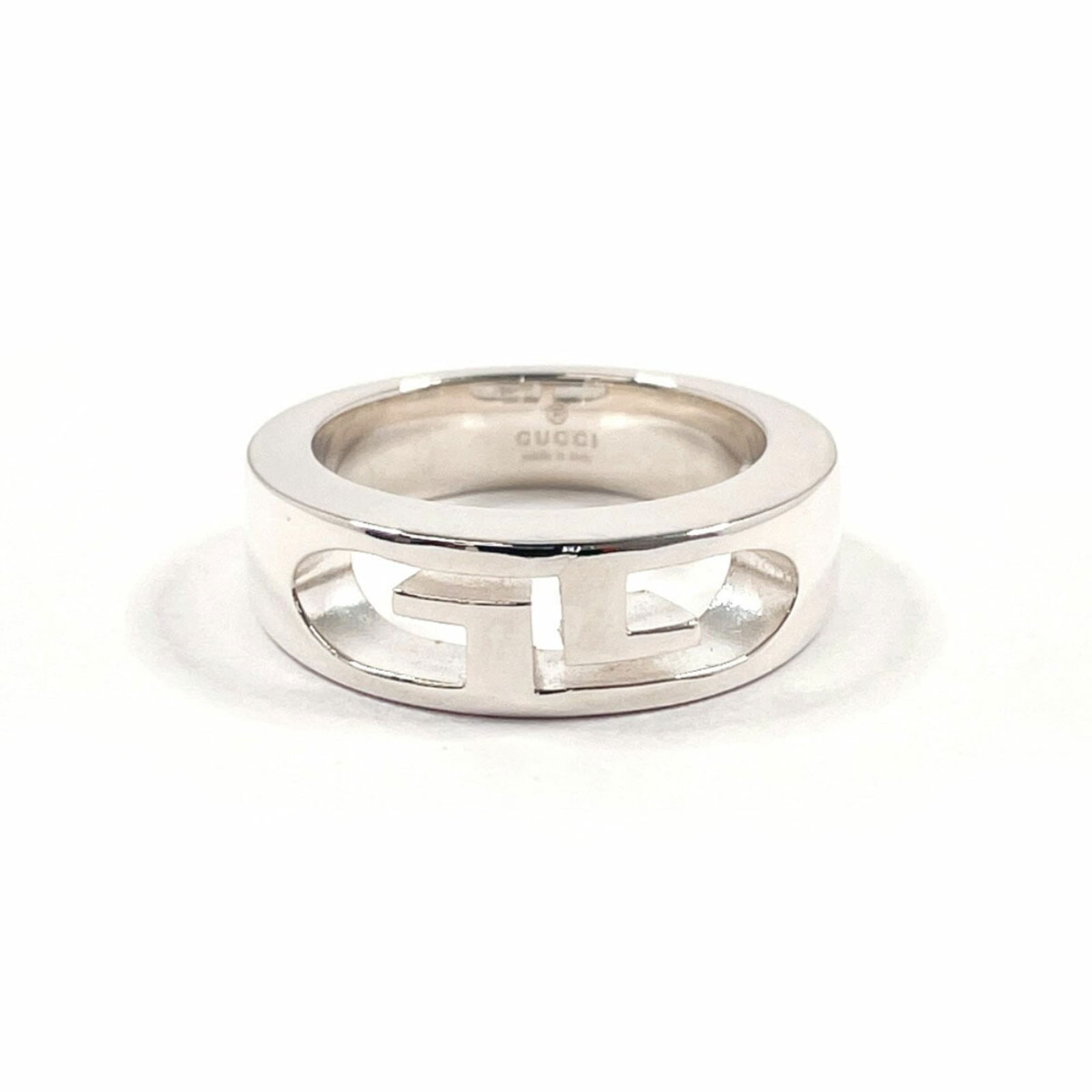 925 Gucci Band Ring Silver: 925 Gucci Band Ring Silver This listing features 925 Gucci Band Ring Silver. Item specifics are provided below. Item Specifics: Brand: Gucci Type: Band Ring Gender: Men Color: Silver Material: Silver