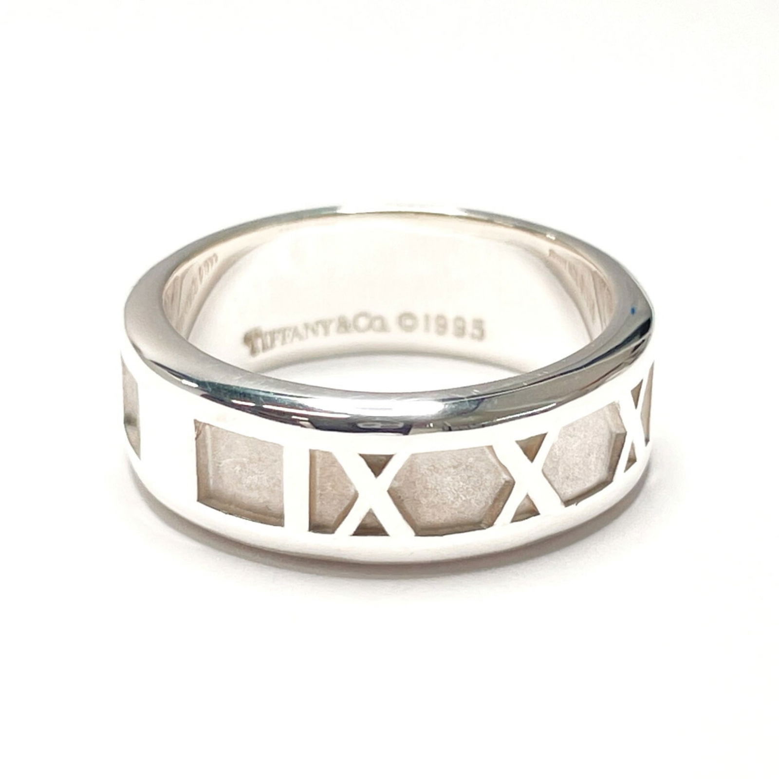 925 Tiffany Band Ring Silver: 925 Tiffany Band Ring Silver This listing features 925 Tiffany Band Ring Silver. Item specifics are provided below. Item Specifics: Brand: Tiffany Type: Band Ring Gender: Women Color: Silver Material: