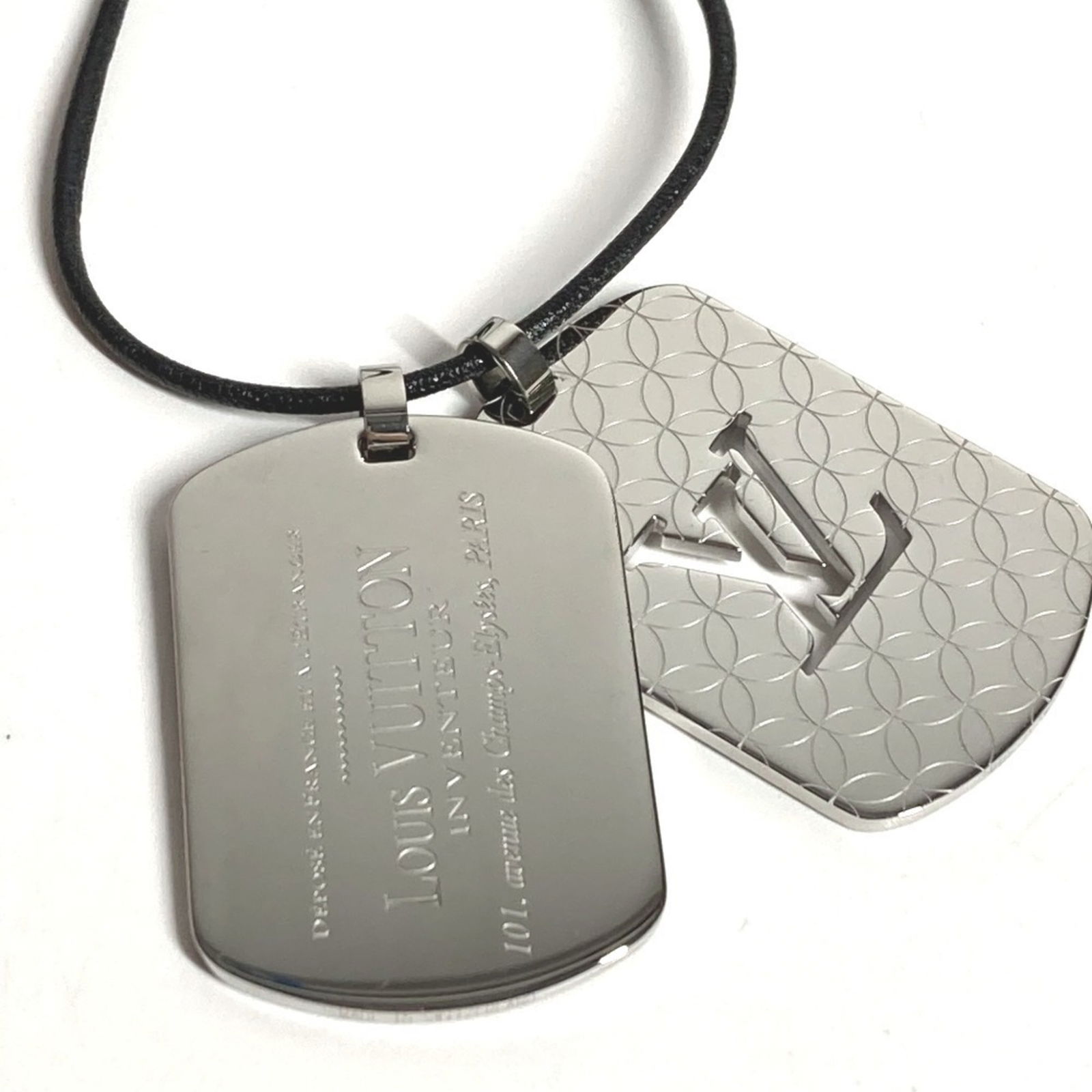 Like New - LOUIS VUITTON M65453 Leather Cord Pendant Champs-lyses GM Choker Necklace - Stainless: Like New - LOUIS VUITTON M65453 Leather Cord Pendant Champs-lyses GM Choker Necklace - Stainless Steel Leather - Silver This listing features Like New - LOUIS VUITTON M65453 Leather Cord Pendant Champ