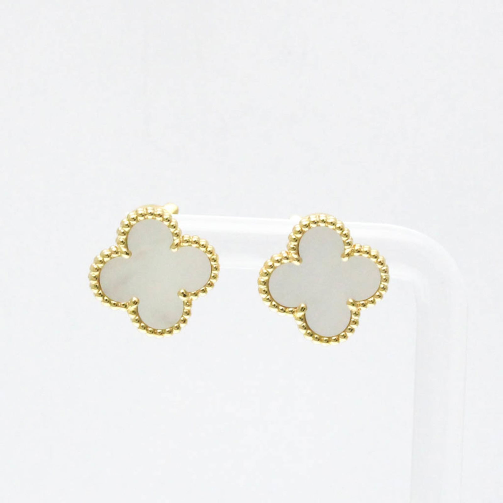 (18K) Van Cleef & Arpels Stud Earrings Yellow Gold: (18K) Van Cleef & Arpels Stud Earrings Yellow Gold This listing features (18K) Van Cleef & Arpels Stud Earrings Yellow Gold. Item specifics are provided below. Item Specifics: Brand: Van Cleef & Arpel