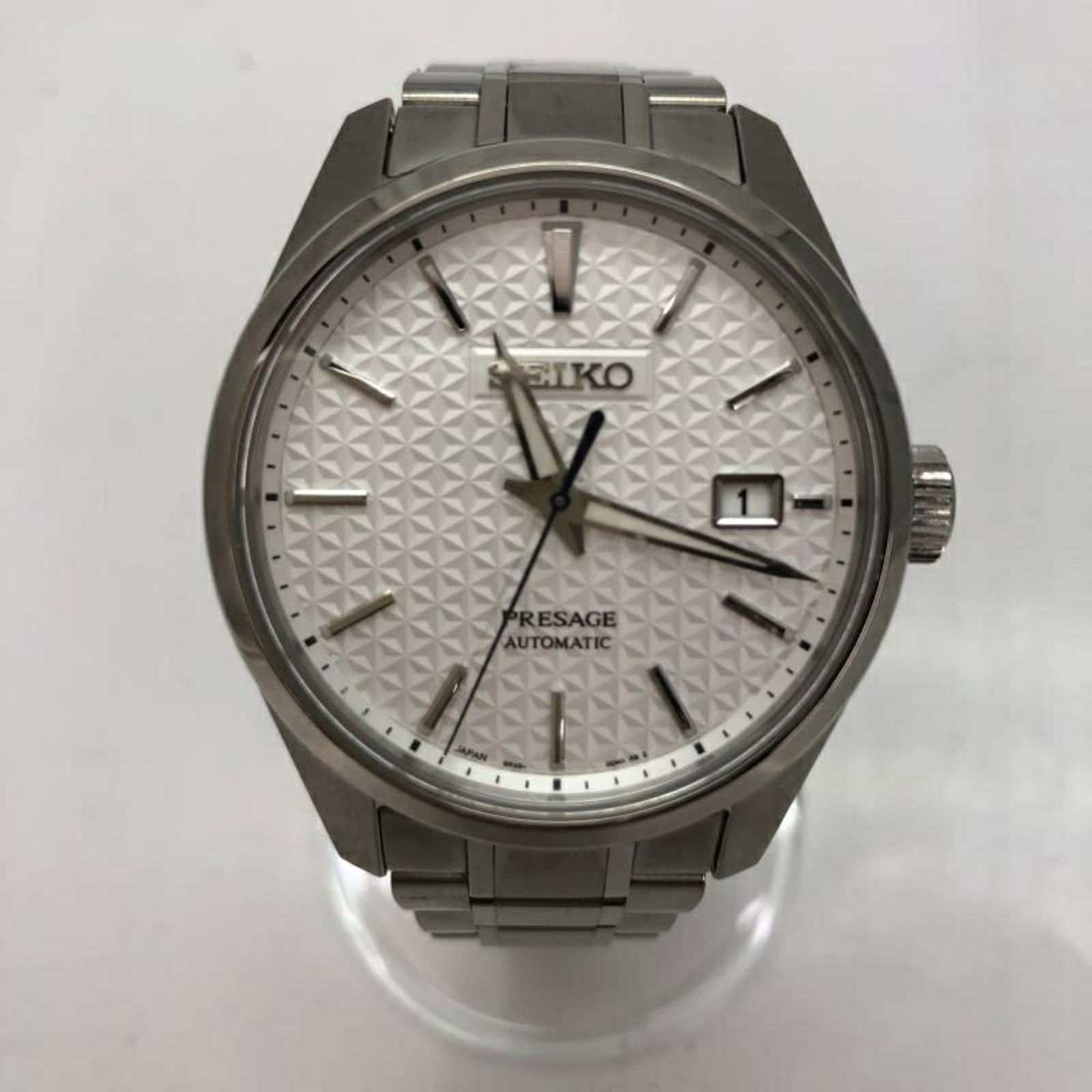Wristwatch Seiko: Wristwatch Seiko This listing features Wristwatch Seiko. Item specifics are provided below. Item Specifics: Brand: Seiko Type: Wristwatch Gender: Men Color: Silver Wrist Size: 19.5cm / 7.67'' Conditio