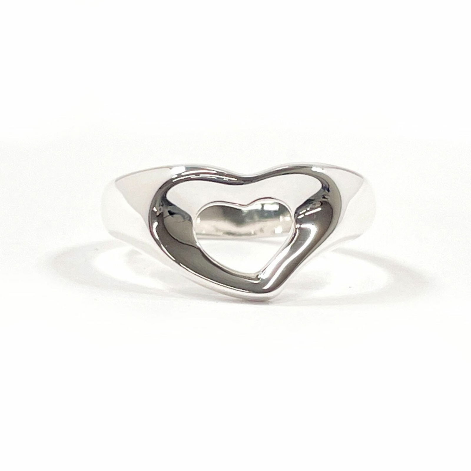 925 Tiffany Band Ring Silver: 925 Tiffany Band Ring Silver This listing features 925 Tiffany Band Ring Silver. Item specifics are provided below. Item Specifics: Brand: Tiffany Type: Band Ring Gender: Women Color: Silver Material: