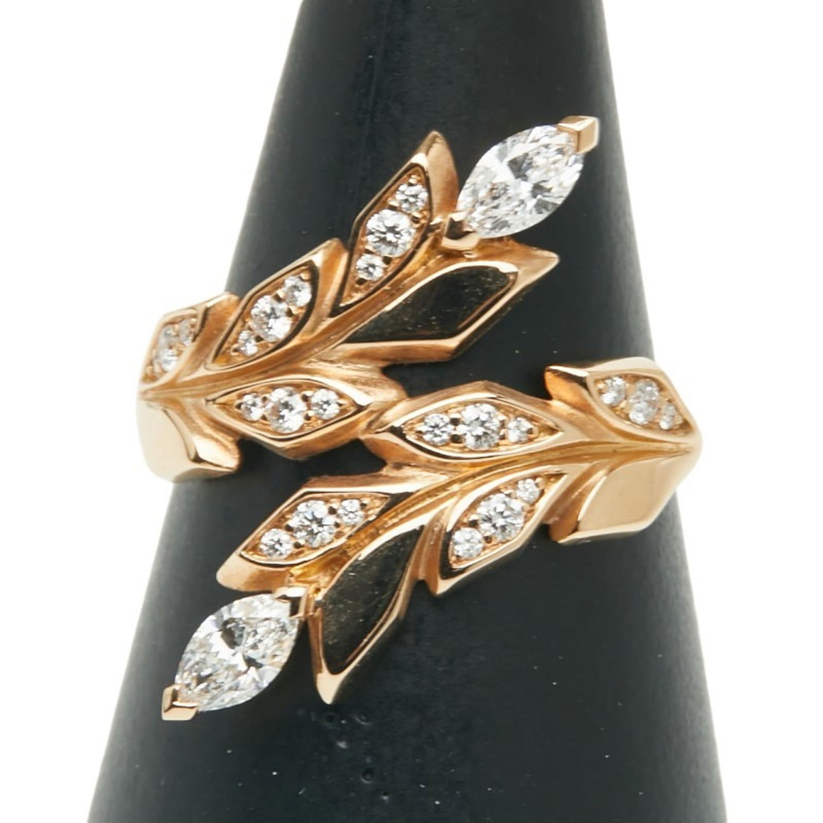 (18K) Tiffany Band Ring White Gold: (18K) Tiffany Band Ring White Gold This listing features (18K) Tiffany Band Ring White Gold. Item specifics are provided below. Item Specifics: Brand: Tiffany Type: Band Ring Gender: Women Color: Pink