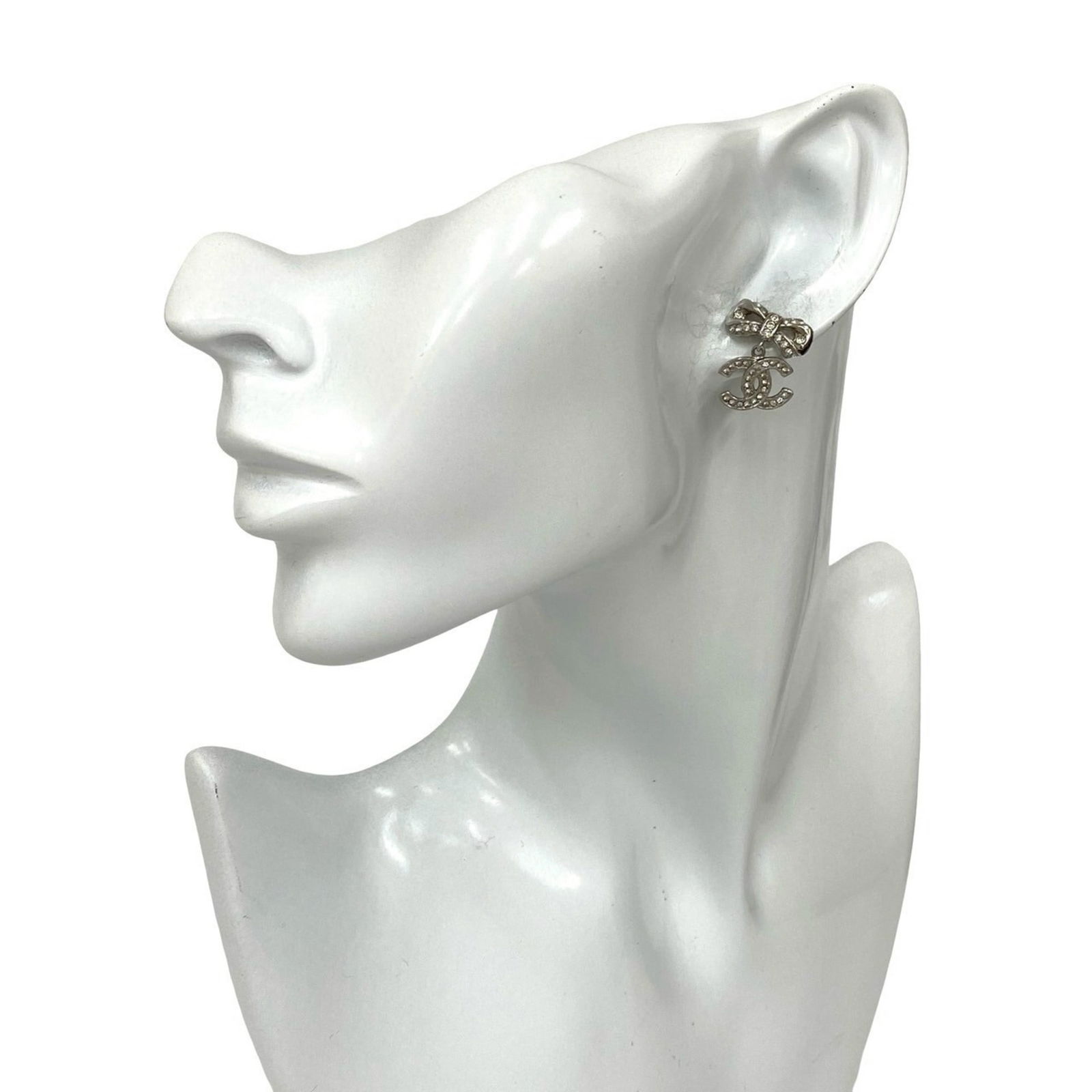 Metal Chanel Stud Earrings: Metal Chanel Stud Earrings This listing features Metal Chanel Stud Earrings. Item specifics are provided below. Item Specifics: Brand: Chanel Type: Stud Earrings Gender: Women Material: Metal Color: S