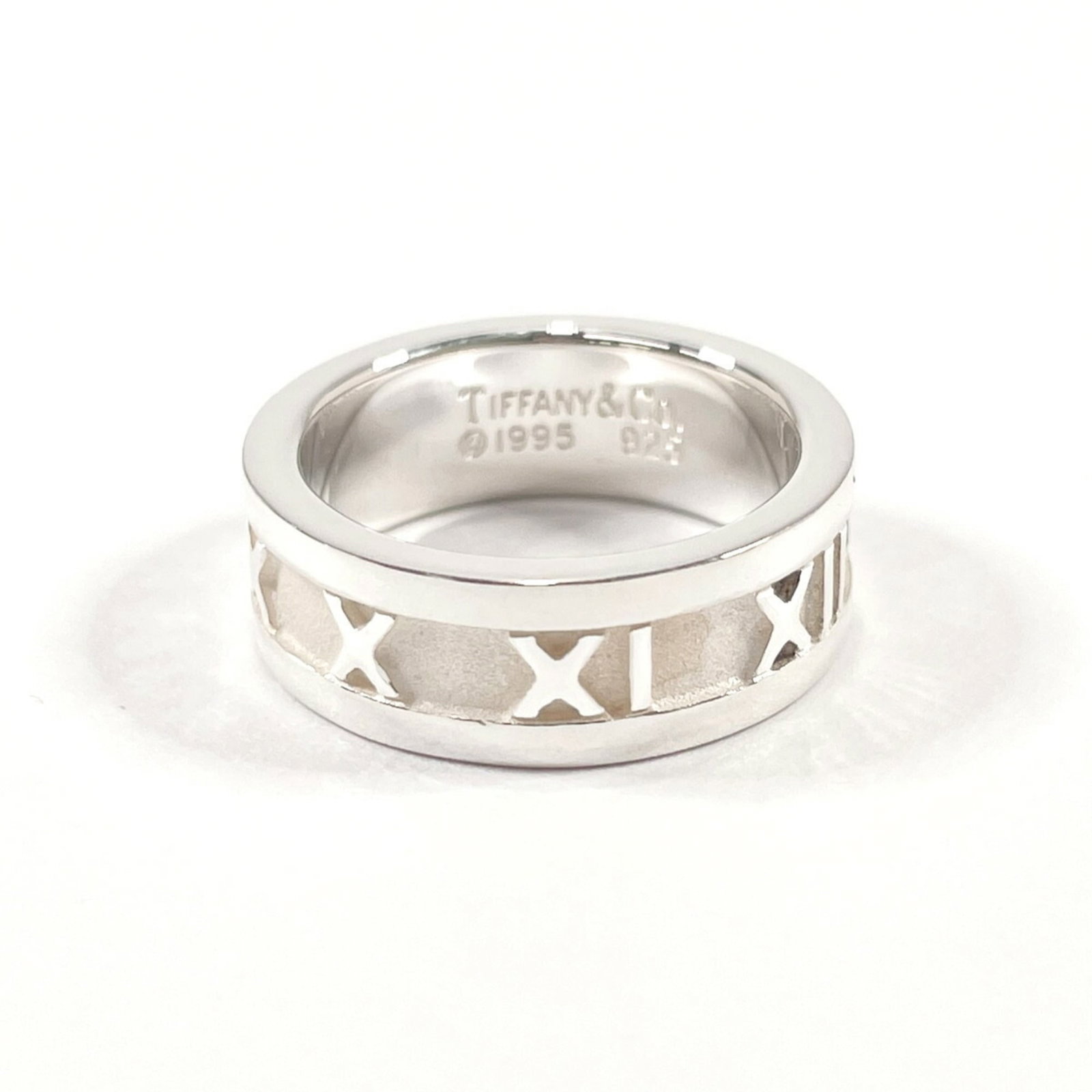 925 Tiffany Band Ring Silver: 925 Tiffany Band Ring Silver This listing features 925 Tiffany Band Ring Silver. Item specifics are provided below. Item Specifics: Brand: Tiffany Type: Band Ring Gender: Women Color: Silver Material: