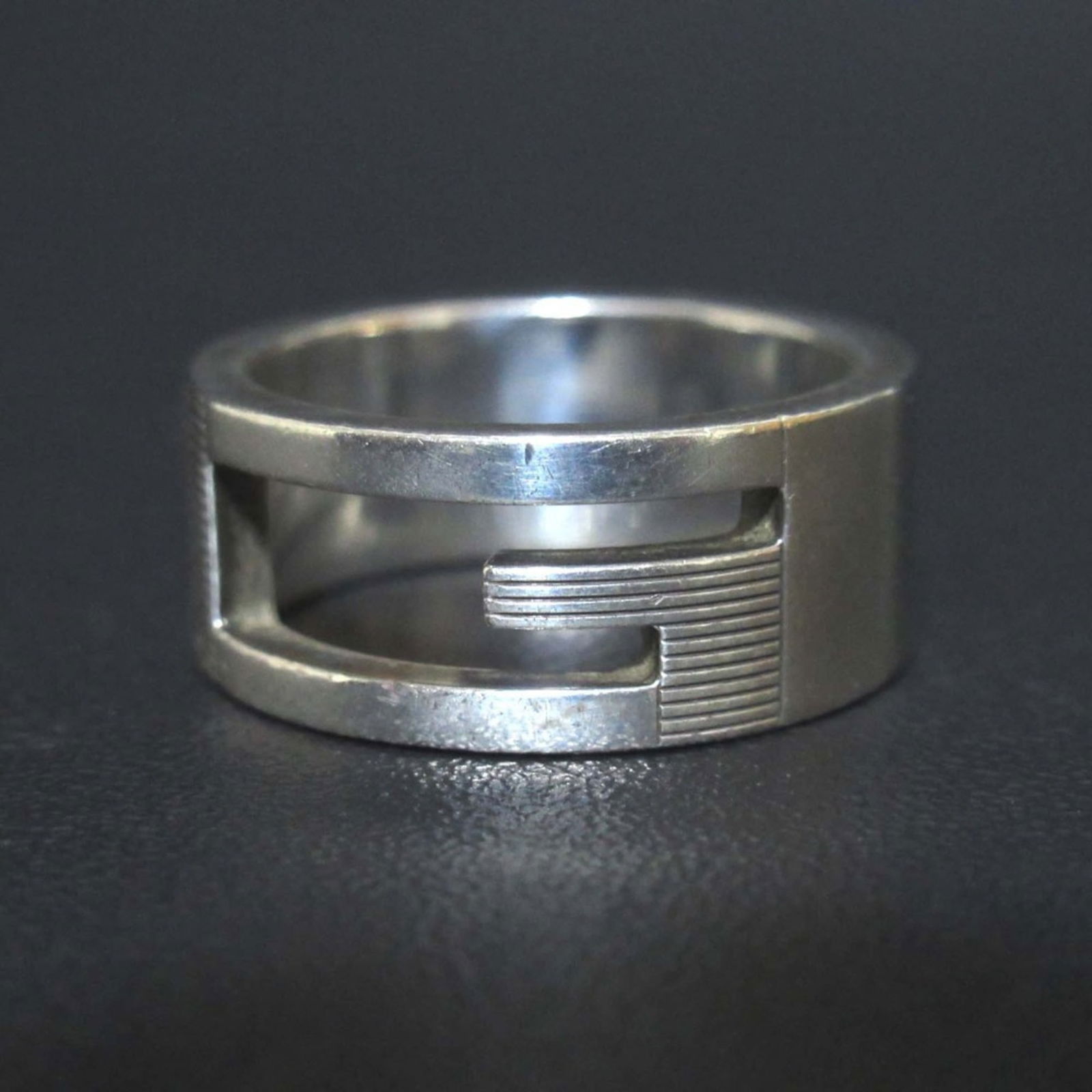 925 Gucci Band Ring Silver: 925 Gucci Band Ring Silver This listing features 925 Gucci Band Ring Silver. Item specifics are provided below. Item Specifics: Brand: Gucci Type: Band Ring Gender: Women Color: Silver Material: Silve