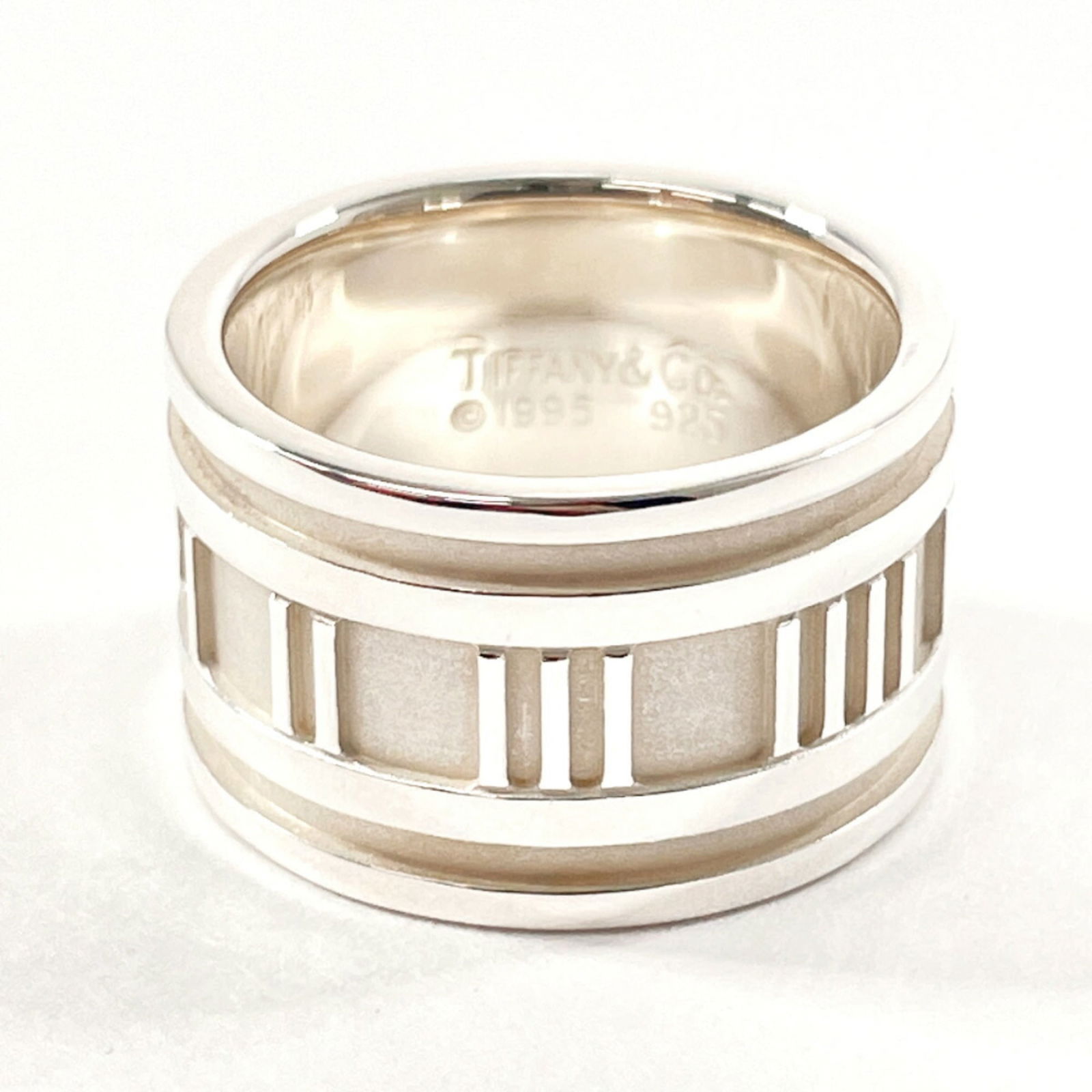 925 Tiffany Band Ring Silver: 925 Tiffany Band Ring Silver This listing features 925 Tiffany Band Ring Silver. Item specifics are provided below. Item Specifics: Brand: Tiffany Type: Band Ring Gender: Women Color: Silver Material: