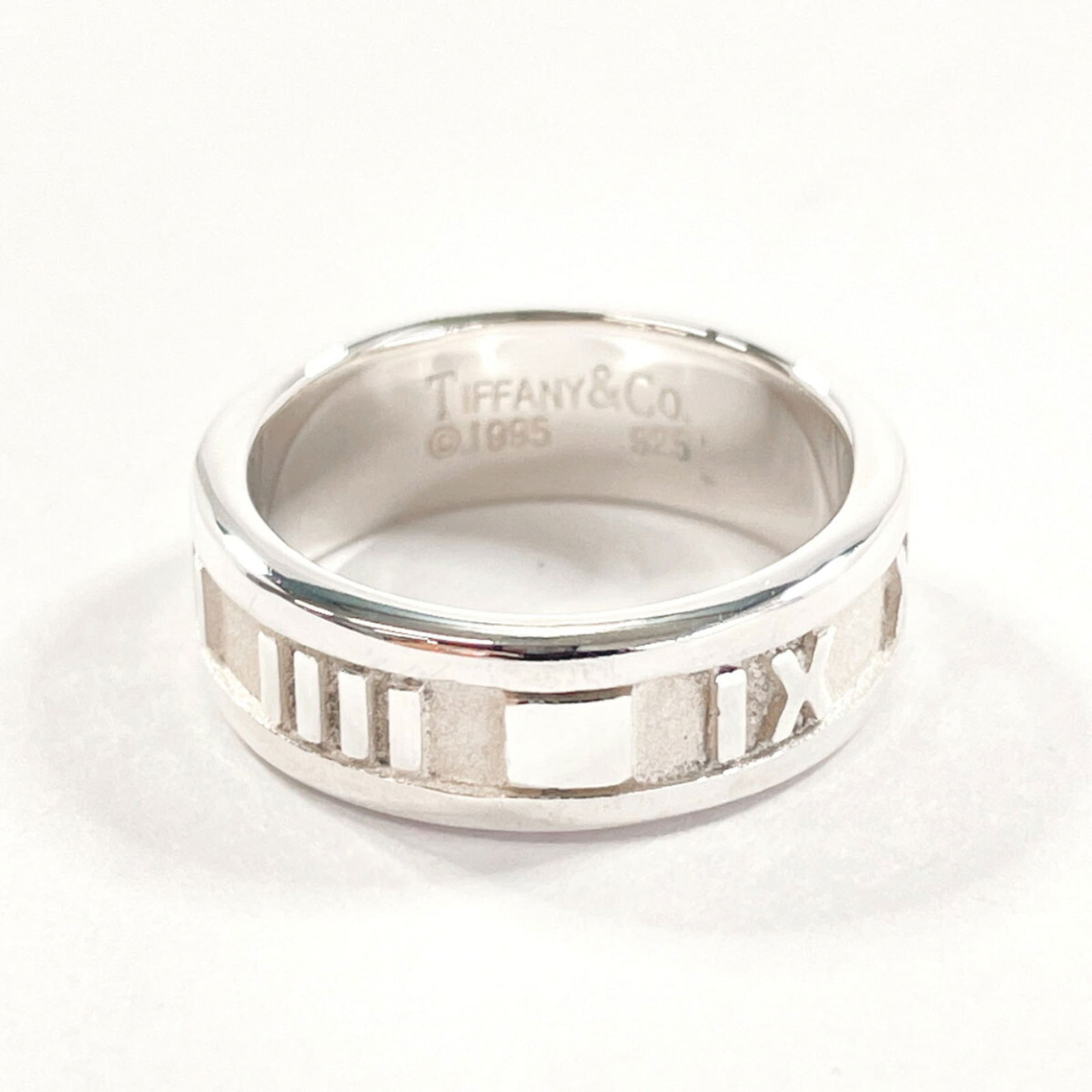 925 Tiffany Band Ring Silver: 925 Tiffany Band Ring Silver This listing features 925 Tiffany Band Ring Silver. Item specifics are provided below. Item Specifics: Brand: Tiffany Type: Band Ring Gender: Women Color: Silver Material: