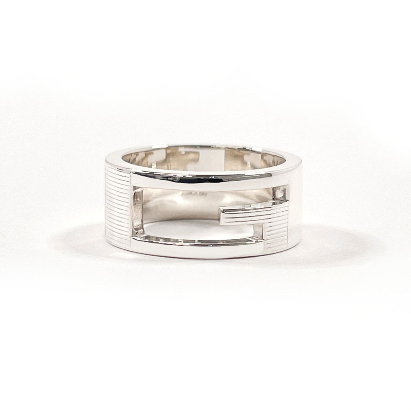 925 Gucci Band Ring Silver: 925 Gucci Band Ring Silver This listing features 925 Gucci Band Ring Silver. Item specifics are provided below. Item Specifics: Brand: Gucci Type: Band Ring Gender: Women Color: Silver Material: