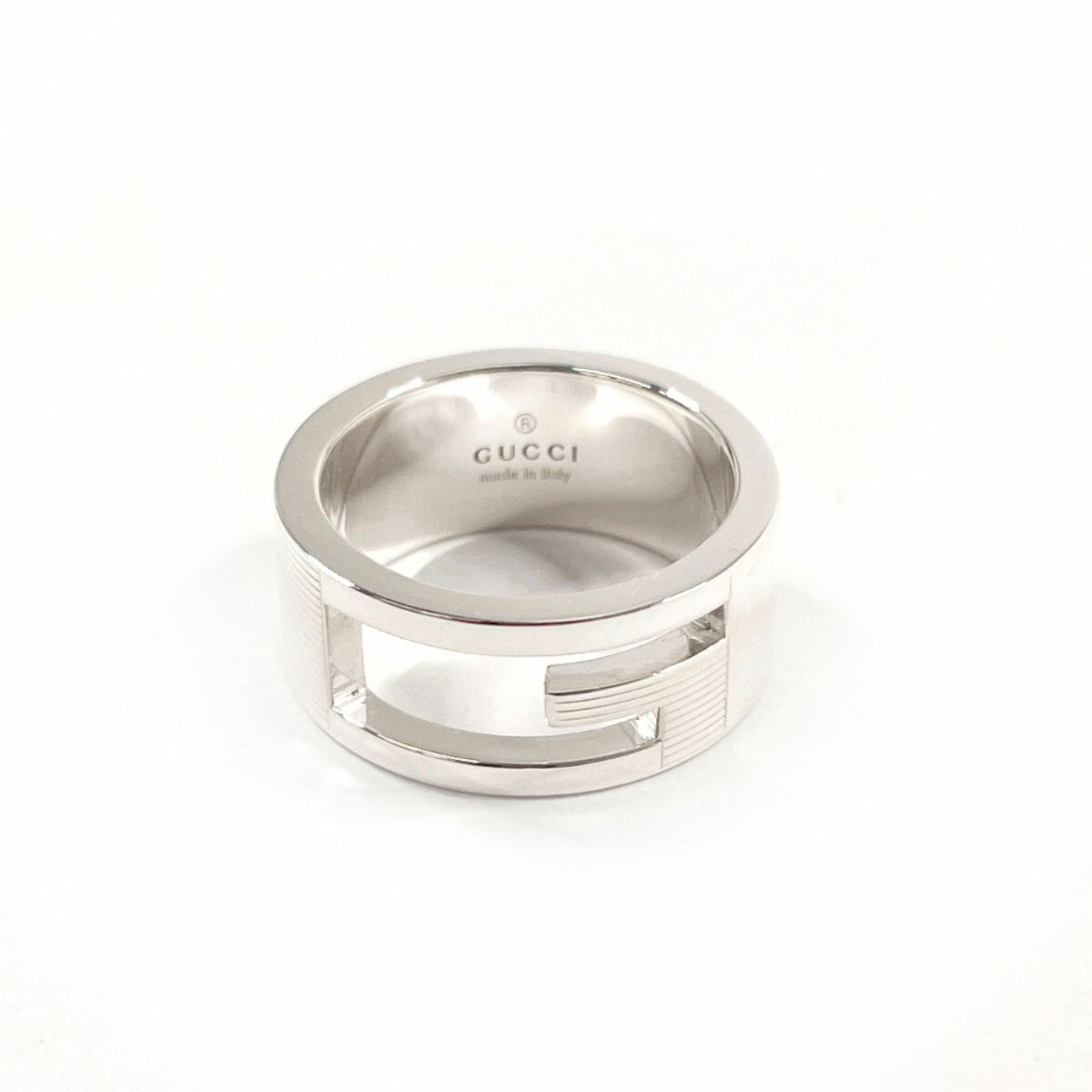 925 Gucci Band Ring Silver: 925 Gucci Band Ring Silver This listing features 925 Gucci Band Ring Silver. Item specifics are provided below. Item Specifics: Brand: Gucci Type: Band Ring Gender: Women Color: Silver Material: Silve