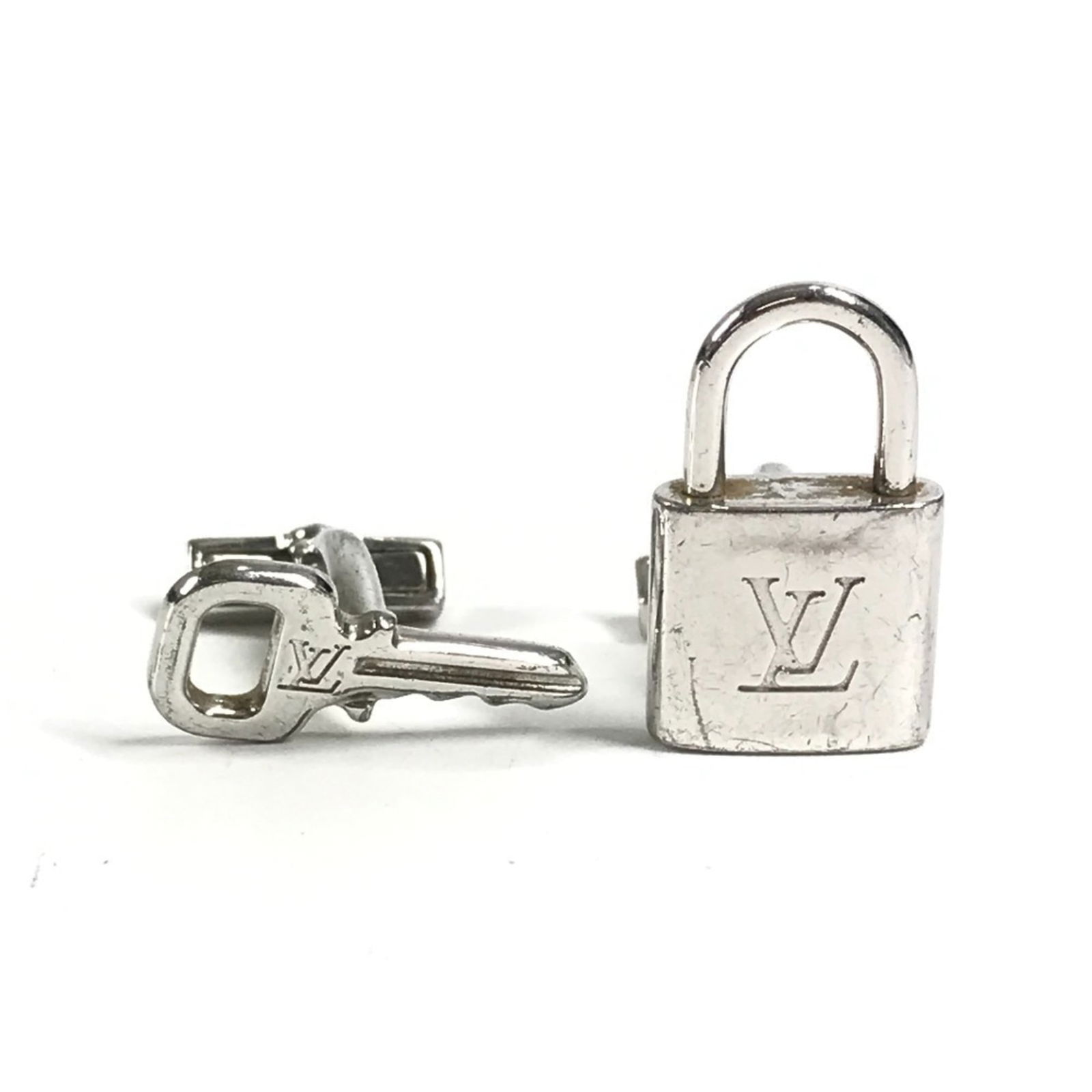 925 Louis Vuitton Cufflinks Silver: 925 Louis Vuitton Cufflinks Silver This listing features 925 Louis Vuitton Cufflinks Silver. Item specifics are provided below. Item Specifics: Brand: Louis Vuitton Type: Cufflinks Gender: Men Materia